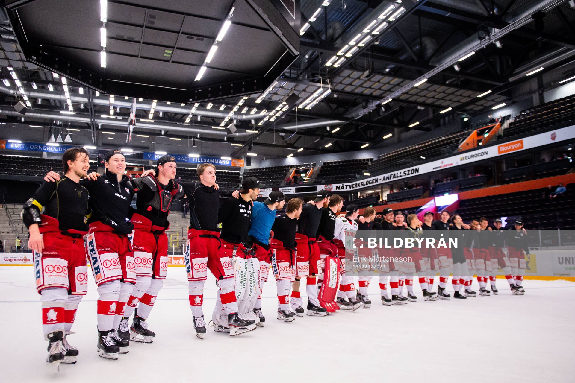Timrås spelar jublar mot supportrar