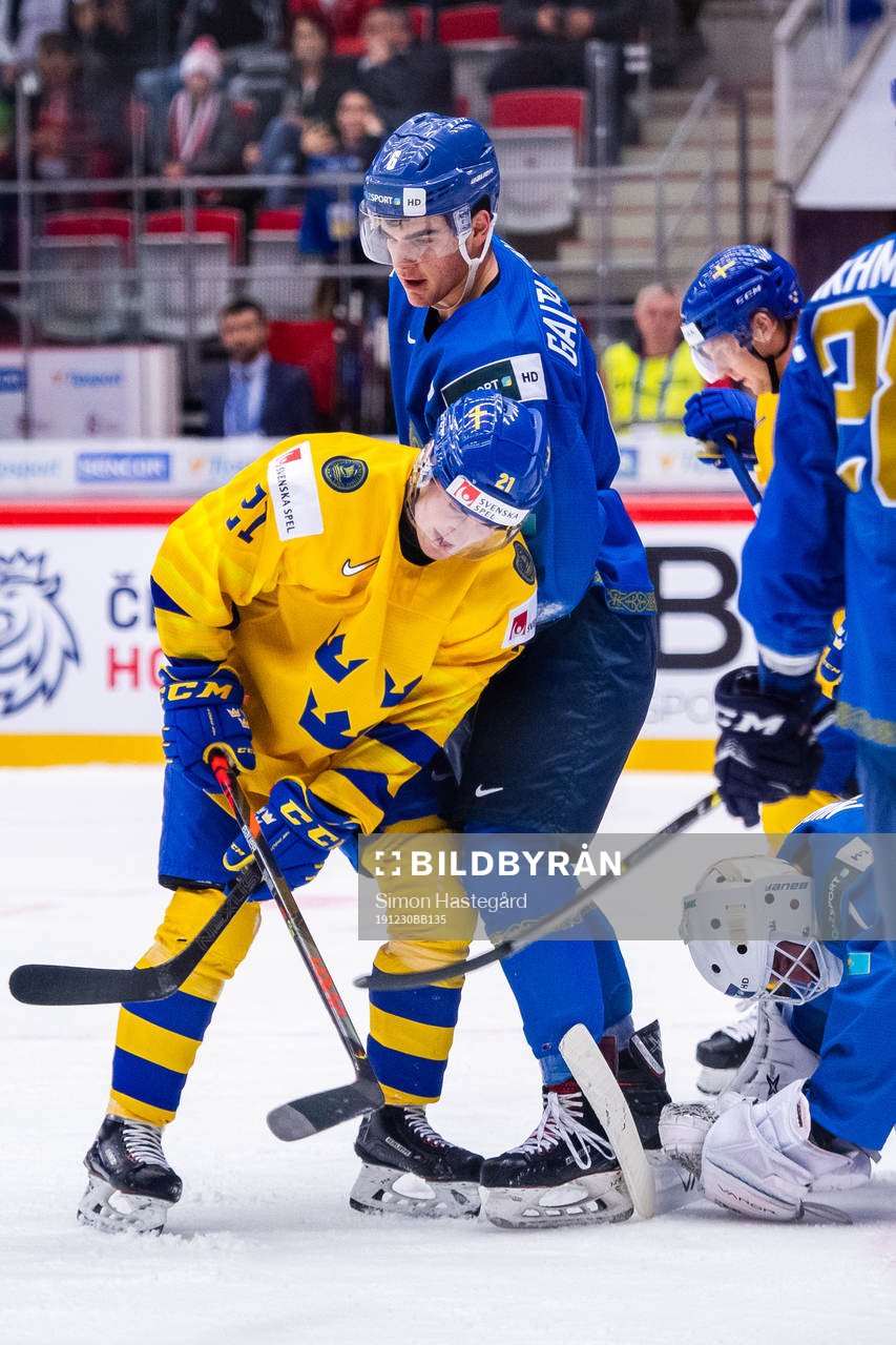 Nils Höglander of Sweden against Tamirlan Gaitamirov of