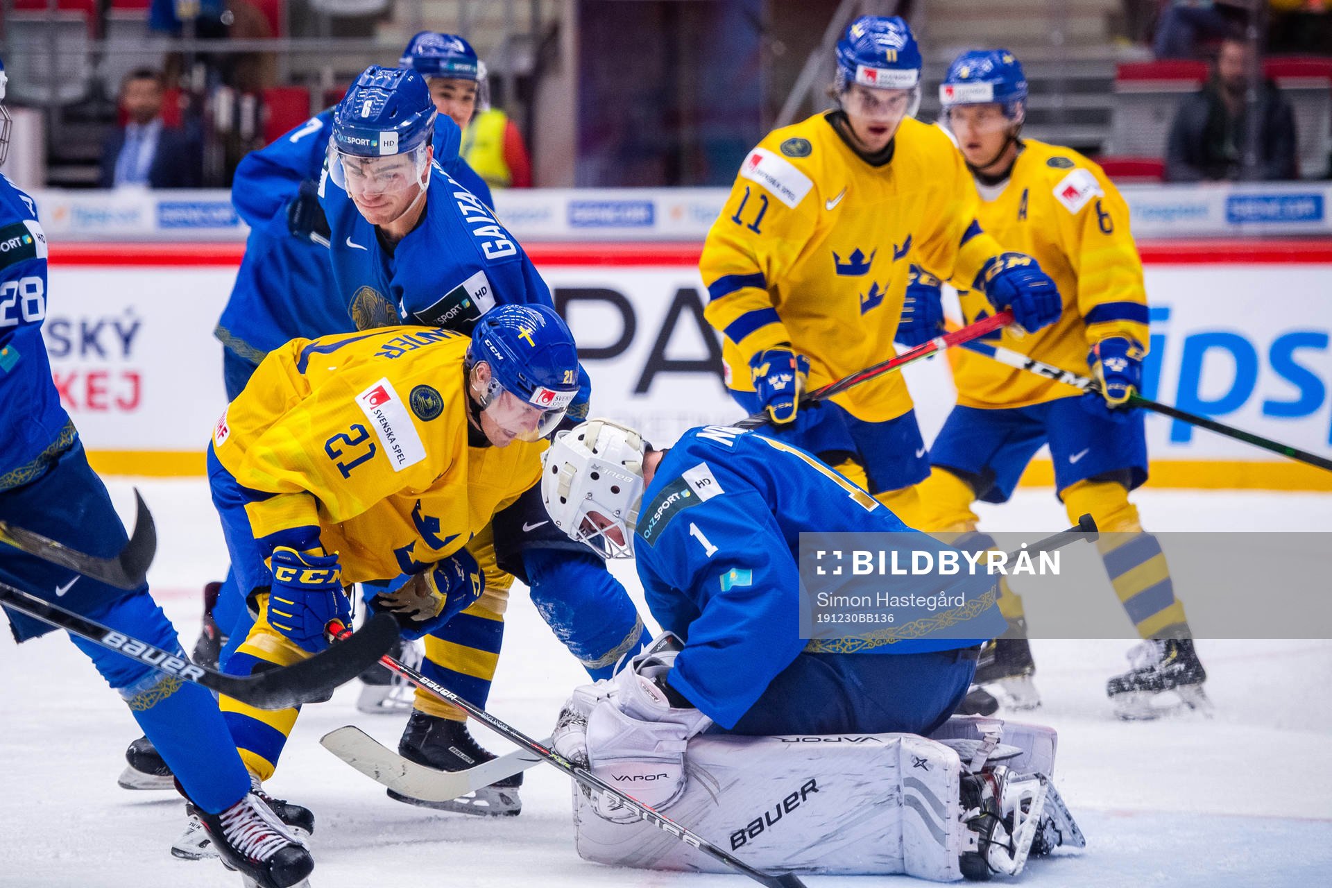 Nils Höglander of Sweden against Tamirlan Gaitamirov and