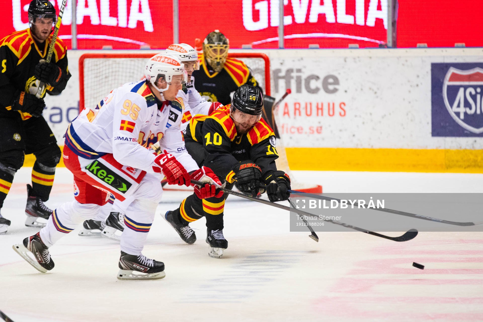 Brynäs Marcus Ersson och Malmö Redhawks Carl Persson i