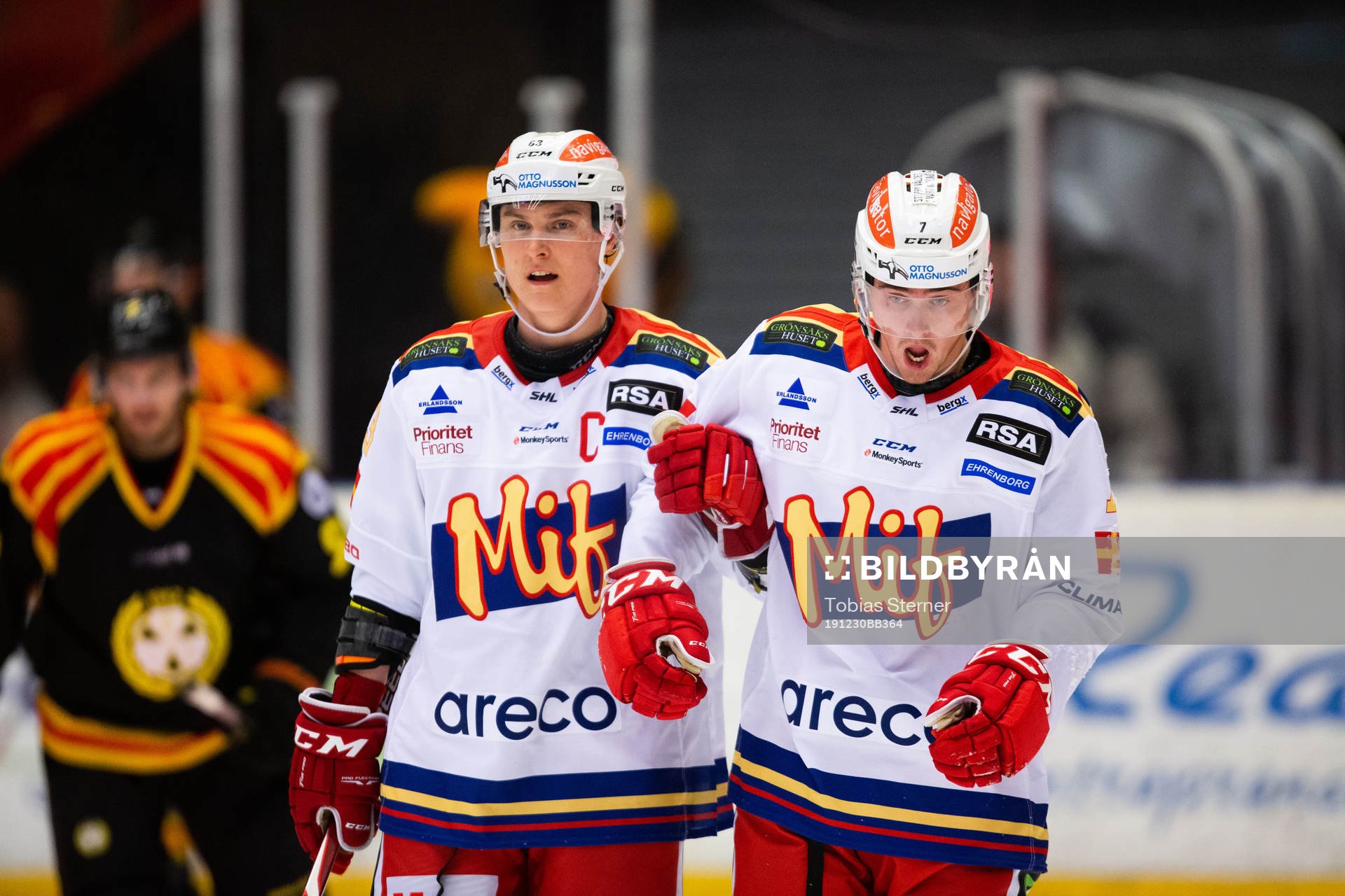 Malmö Redhawks Marcus Björk får hjälp av Fredrik