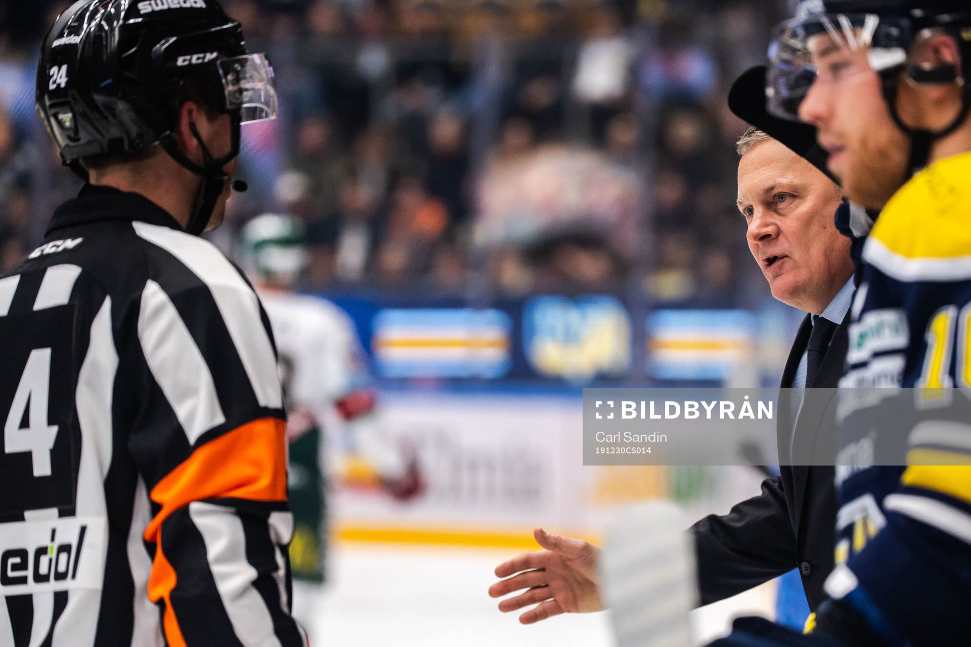 s tränare Stephan Lundh i samtal med domaren