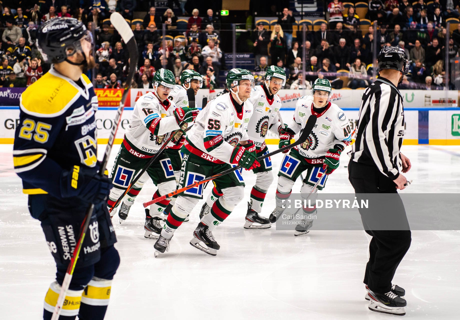 Frölundas Joel Mustonen jublar med lagkamrater