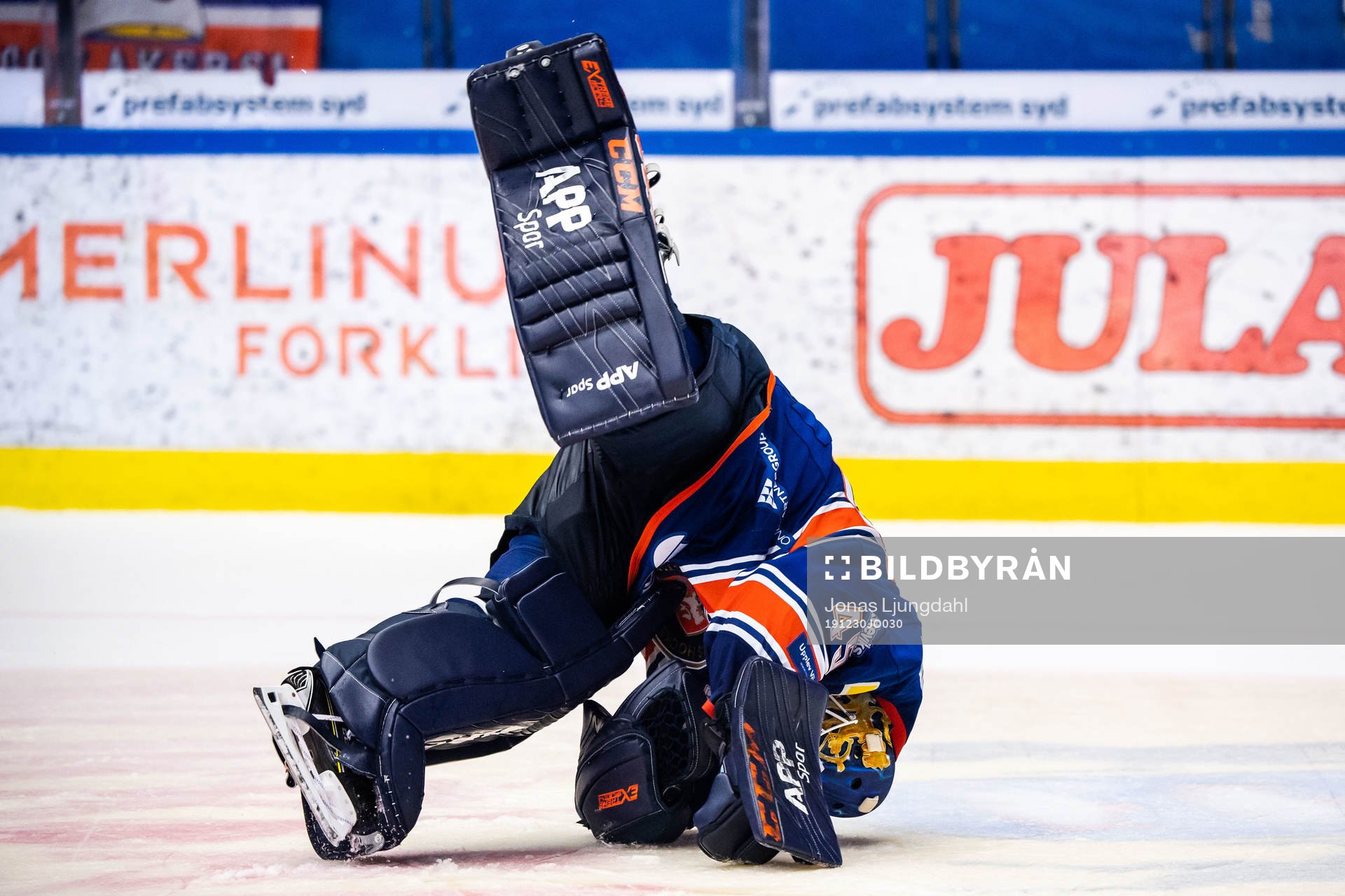 Växjös målvakt Viktor Andrén jublar