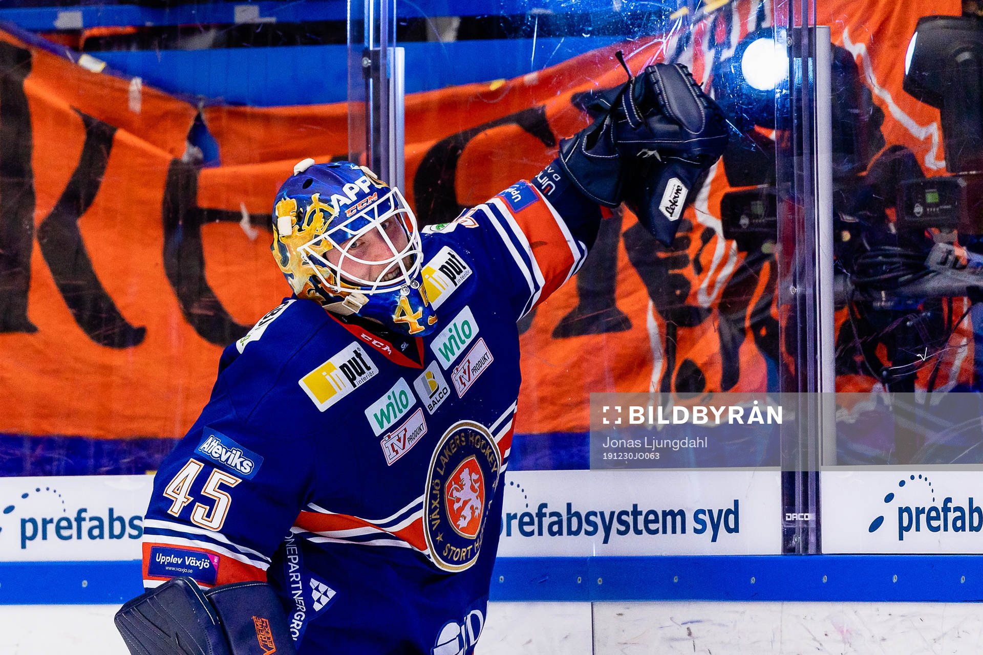 Växjös målvakt Viktor Andrén jublar