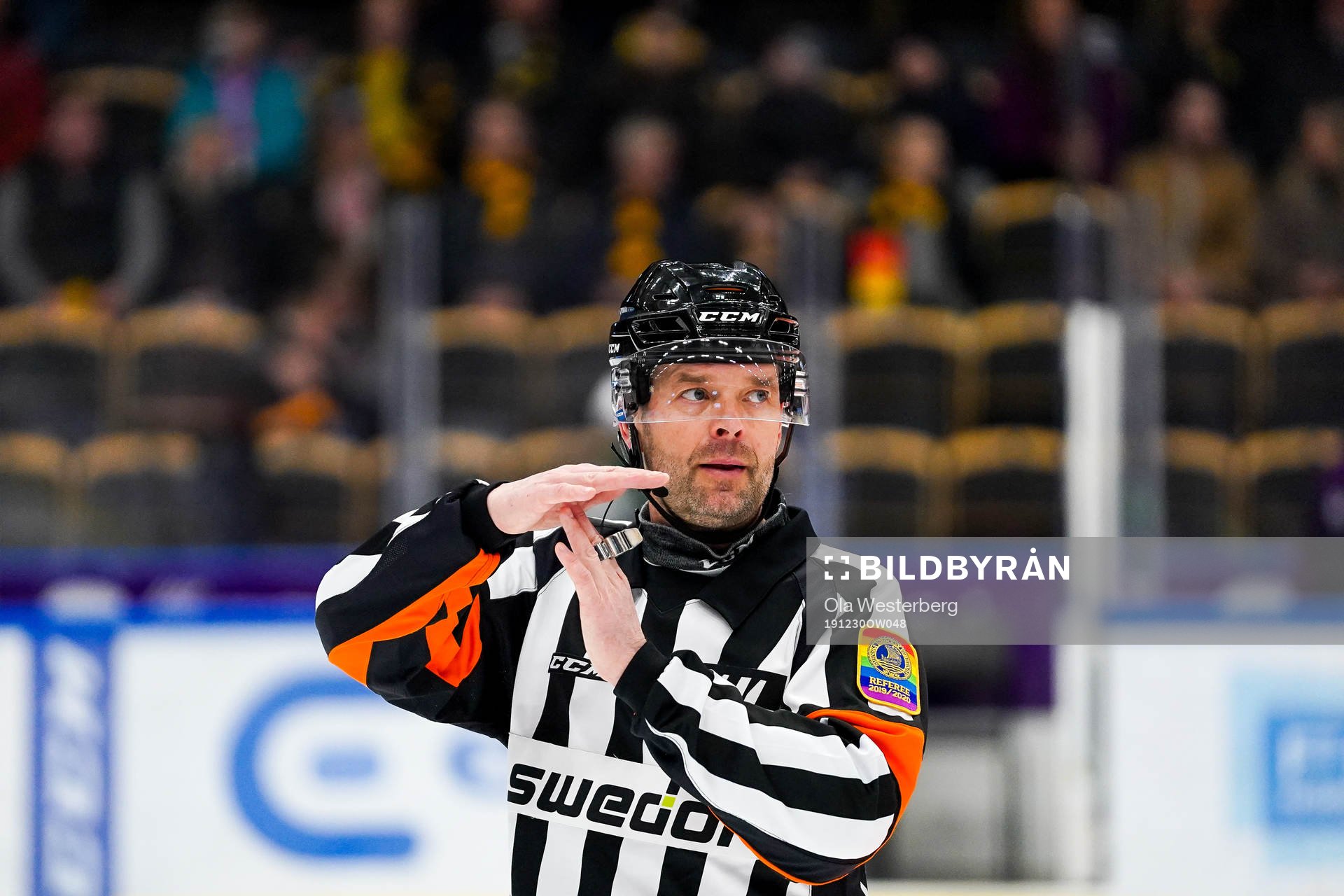 Domare Patrik Sjöberg visar timeout