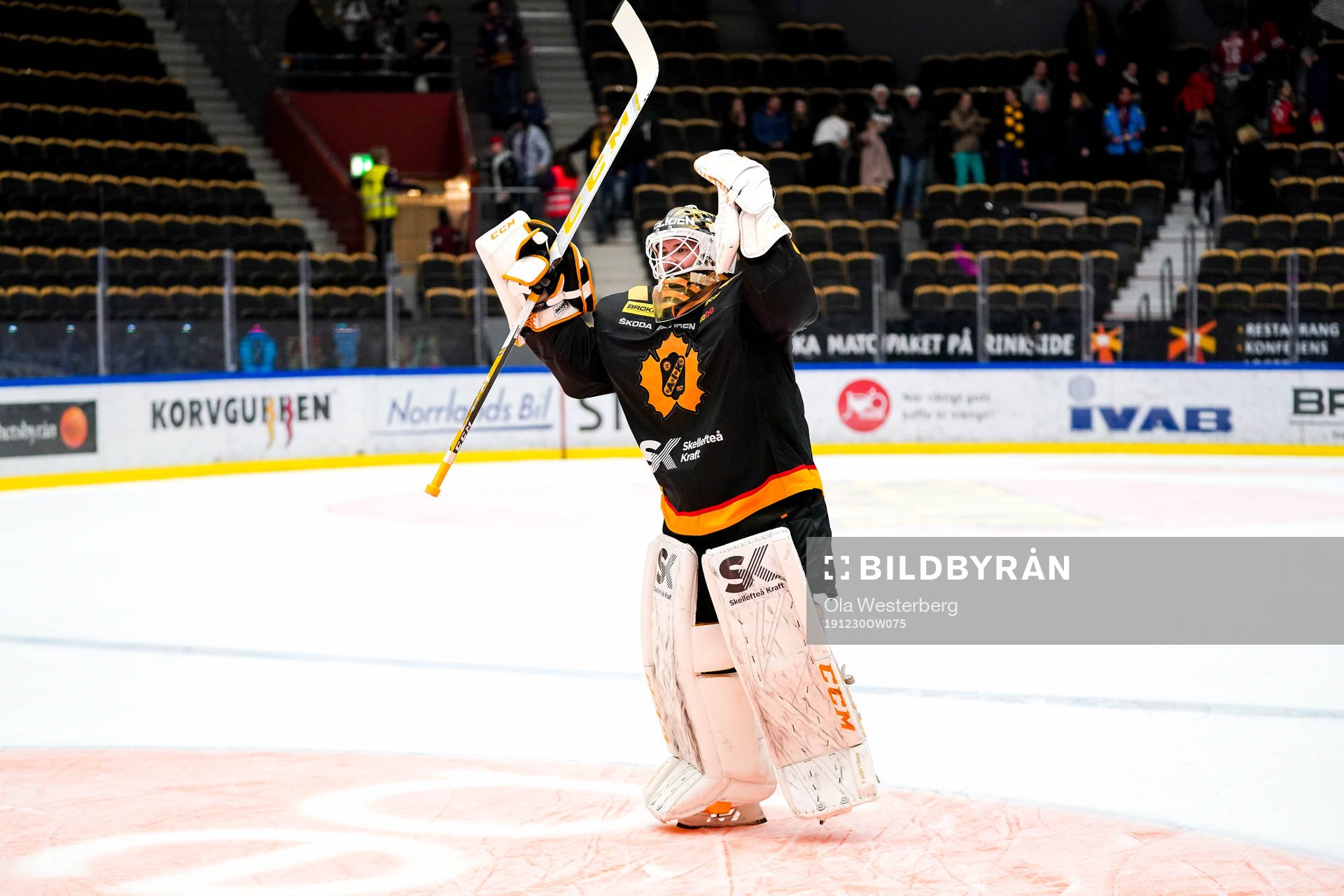 Skellefteås målvakt Gustaf Lindvall jublar