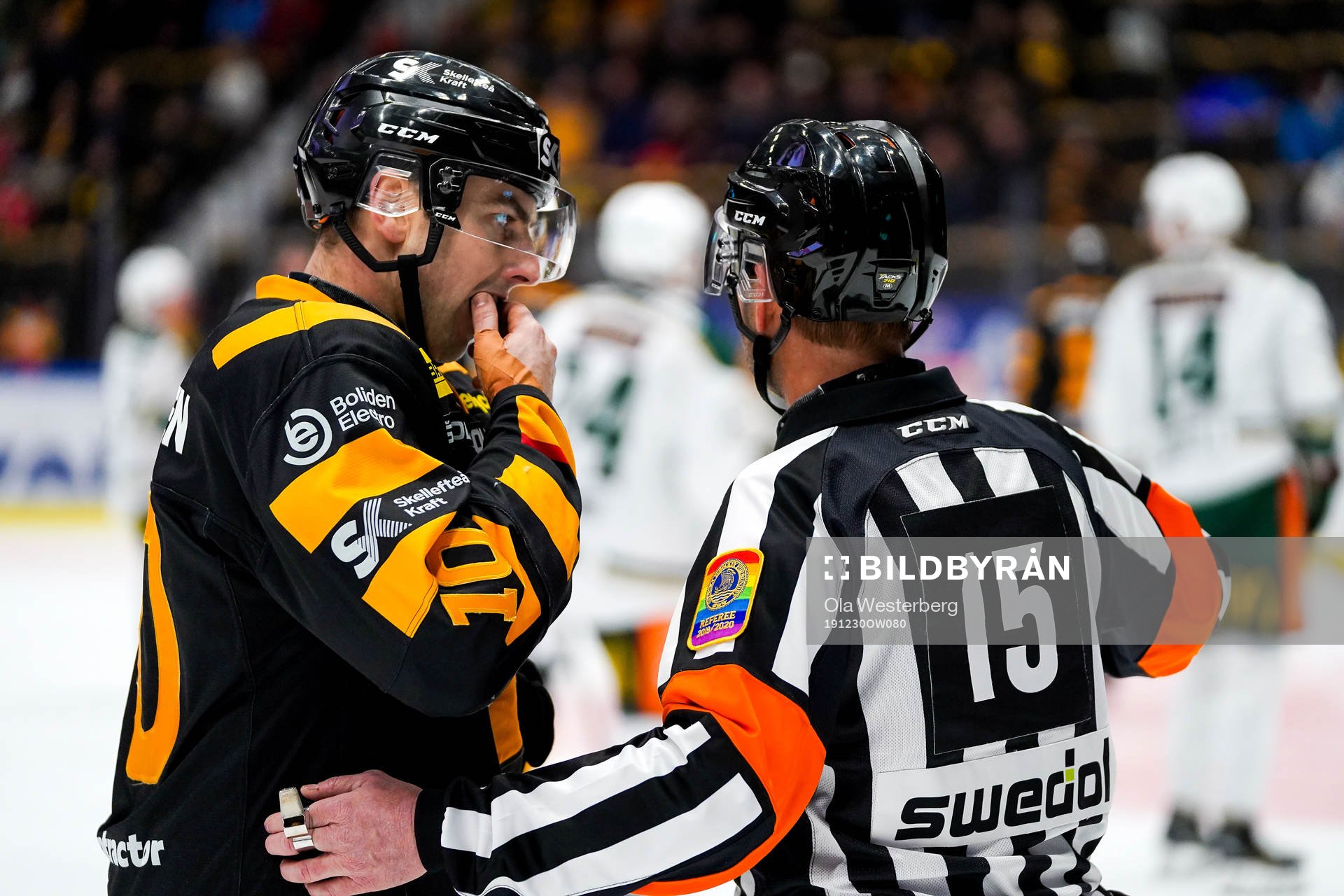 Skellefteås Joakim Lindström och domare Patrik Sjöberg