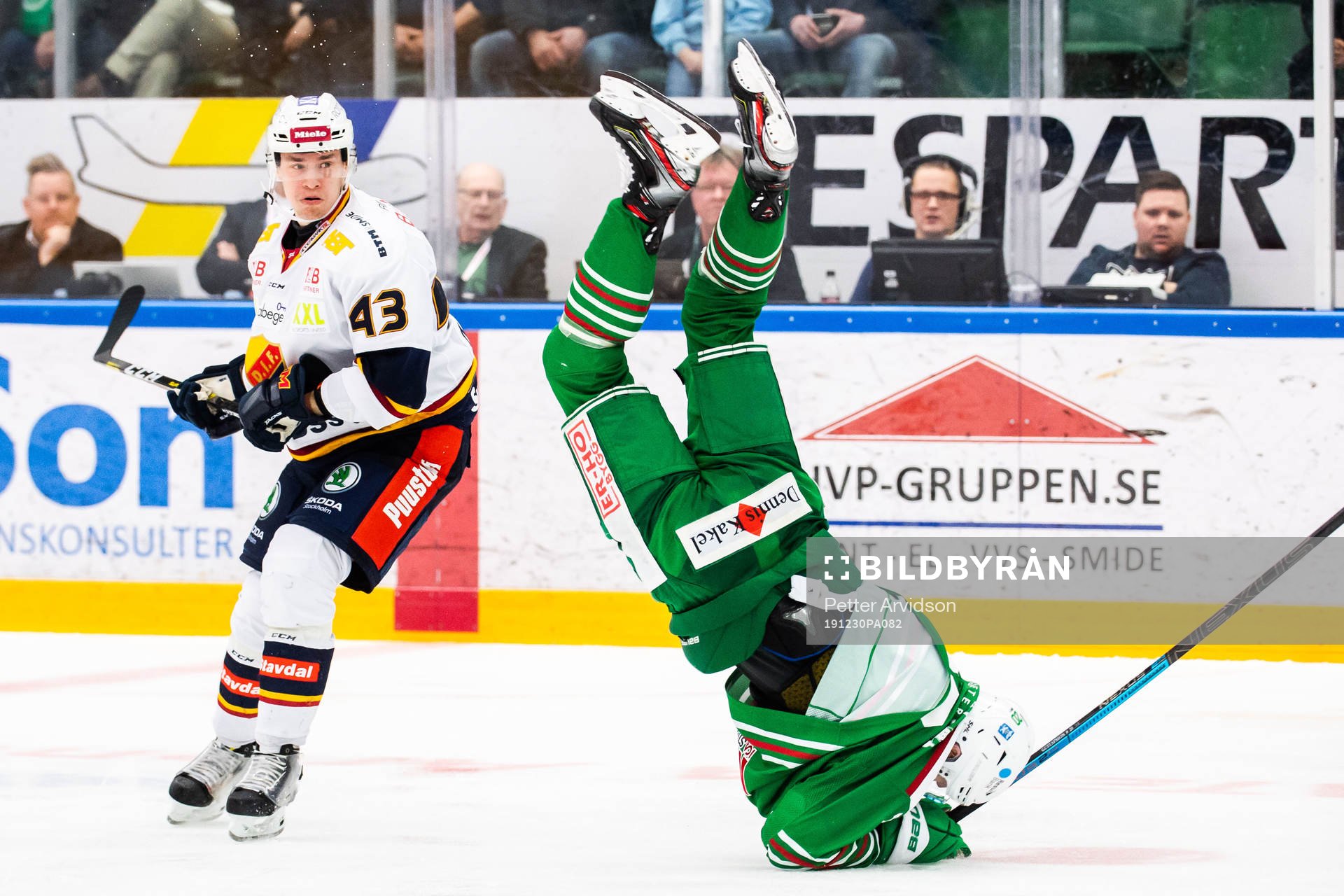 Rögles Hampus Gustafsson tacklas av Djurgårdens Tom
