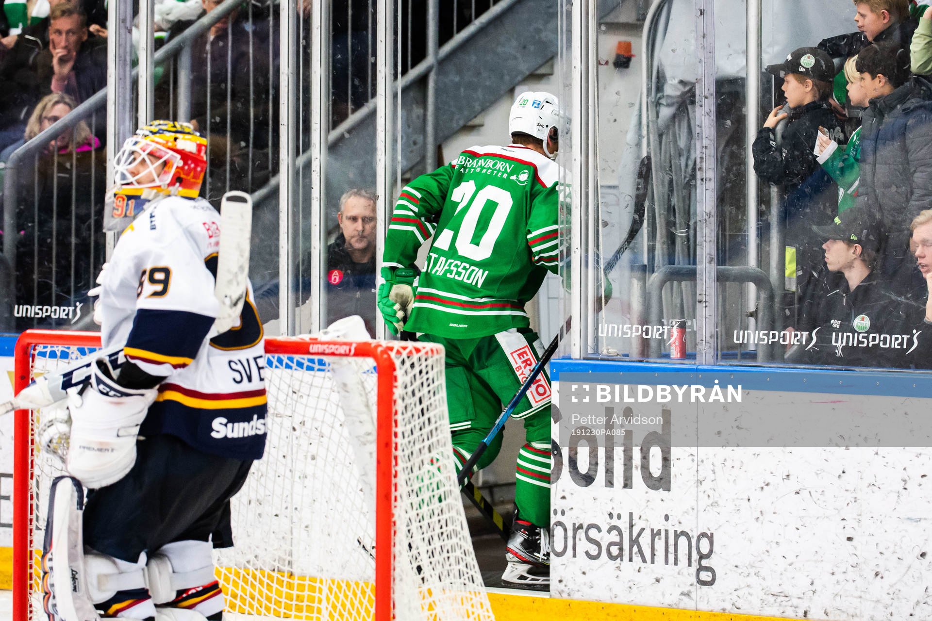 Rögles Hampus Gustafsson lämnar isen