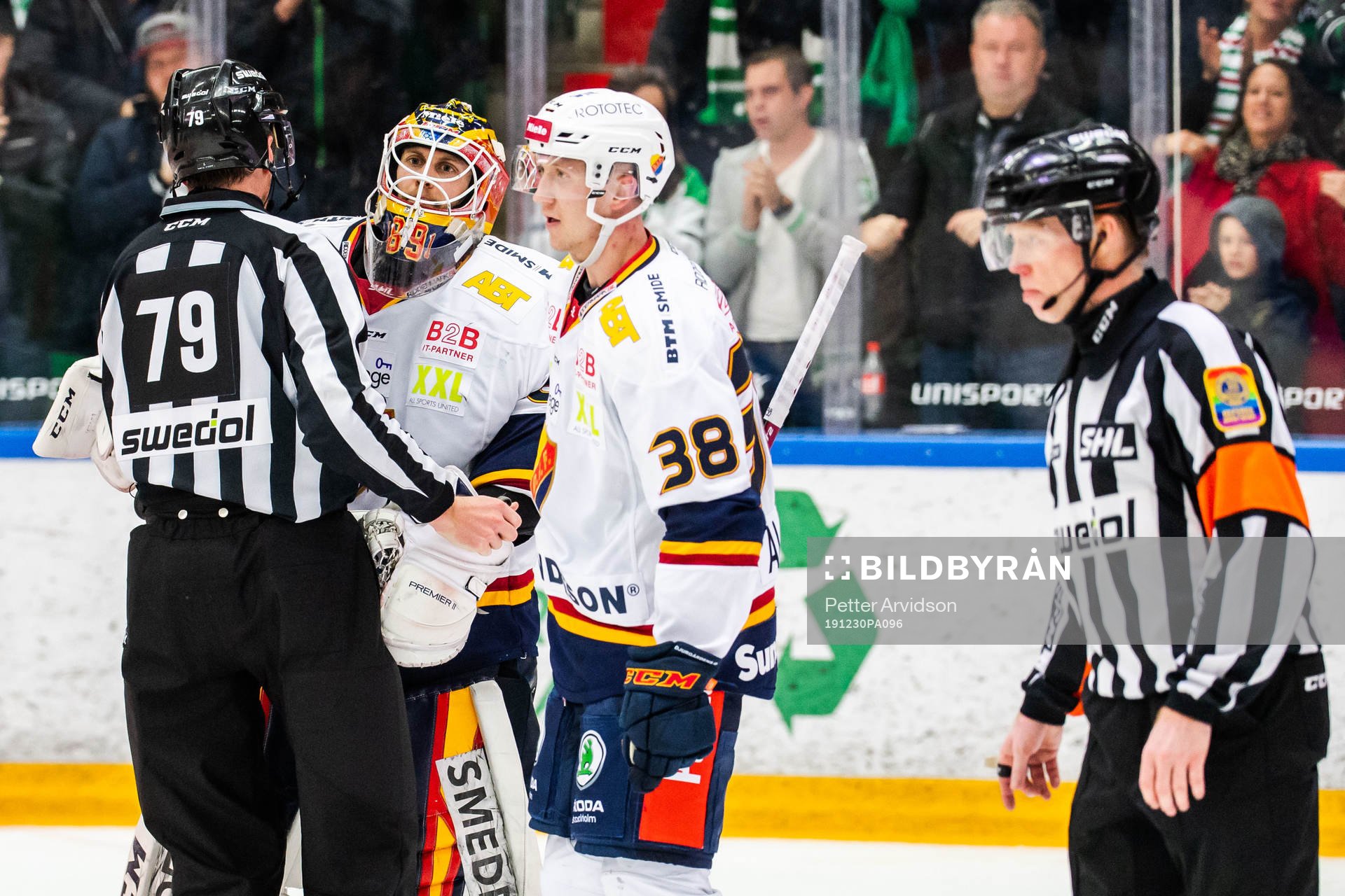 Djurgårdens målvakt Niklas Svedberg och Olle Alsing i