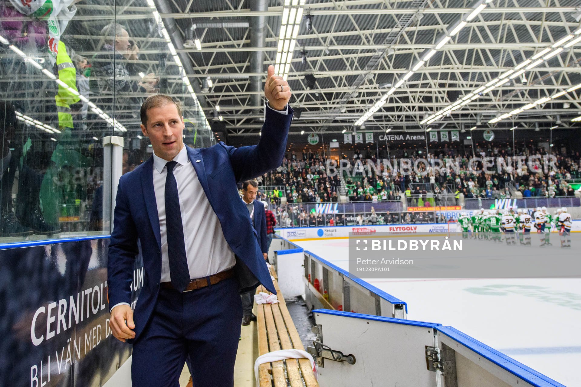 Rögles tränare Cam Abbott jublar