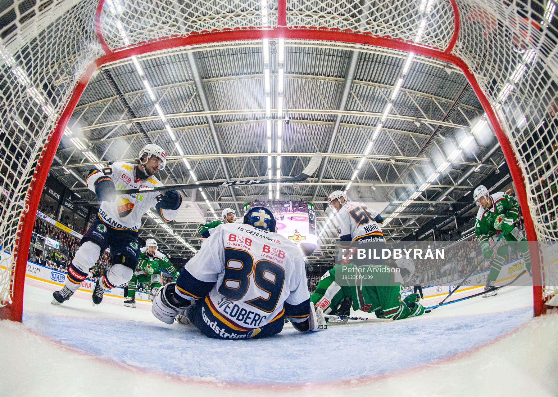 Rögles Daniel Zaar (th) gör 2-1 målet bakom Djurgårdens