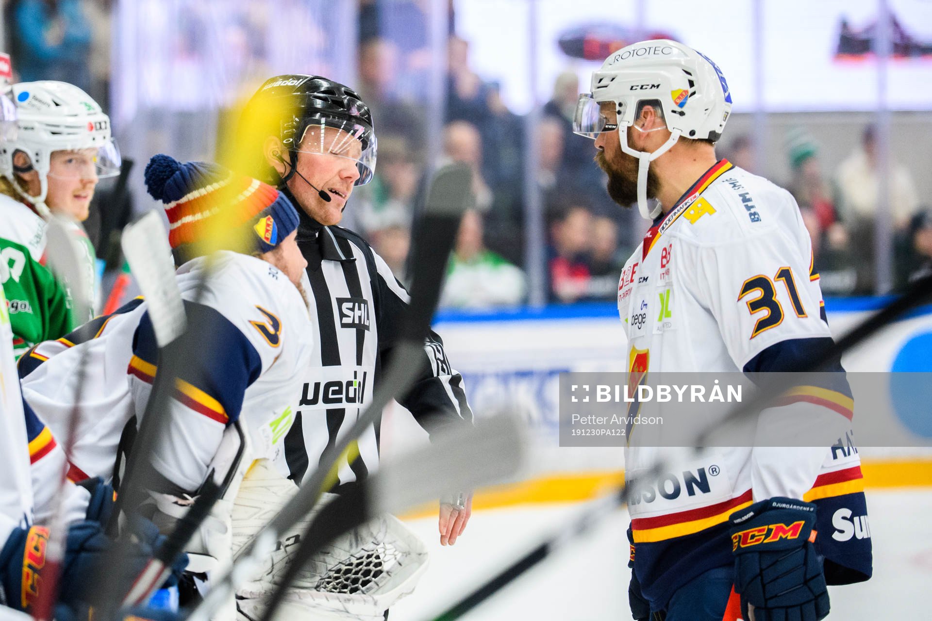 Linjedomare Henrik Pihlblad och Djurgårdens Dick Axelsson