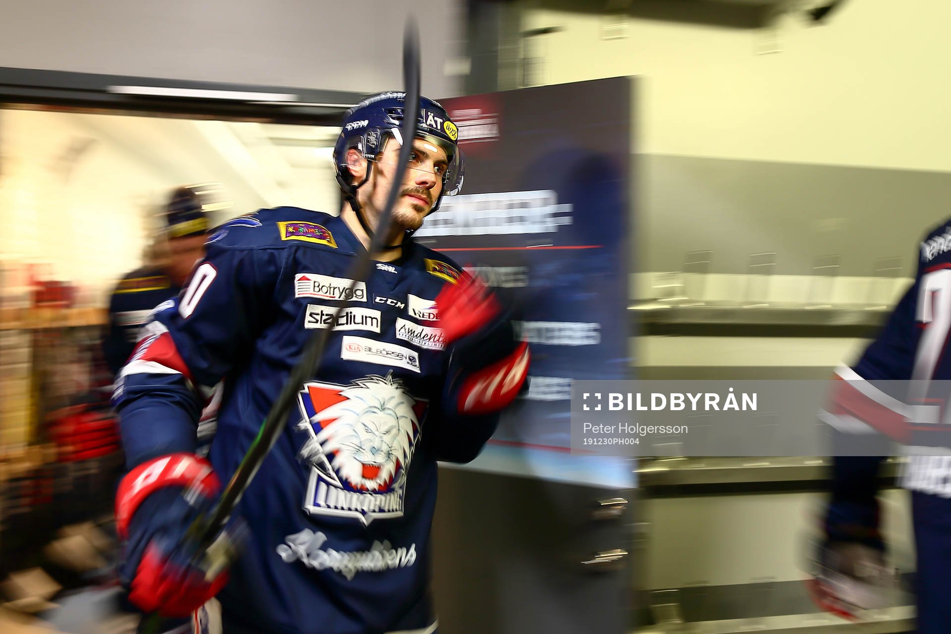 Linköpings Adam Helewka före ishockeymatchen i SHL mellan