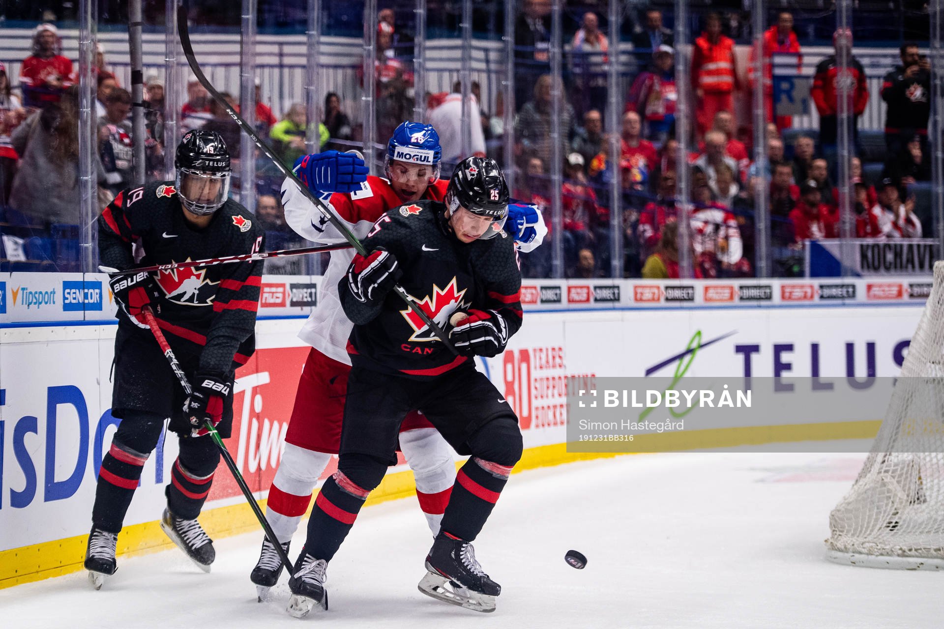 Quinton Byfield and Aidan Dudas of Canada against Adam