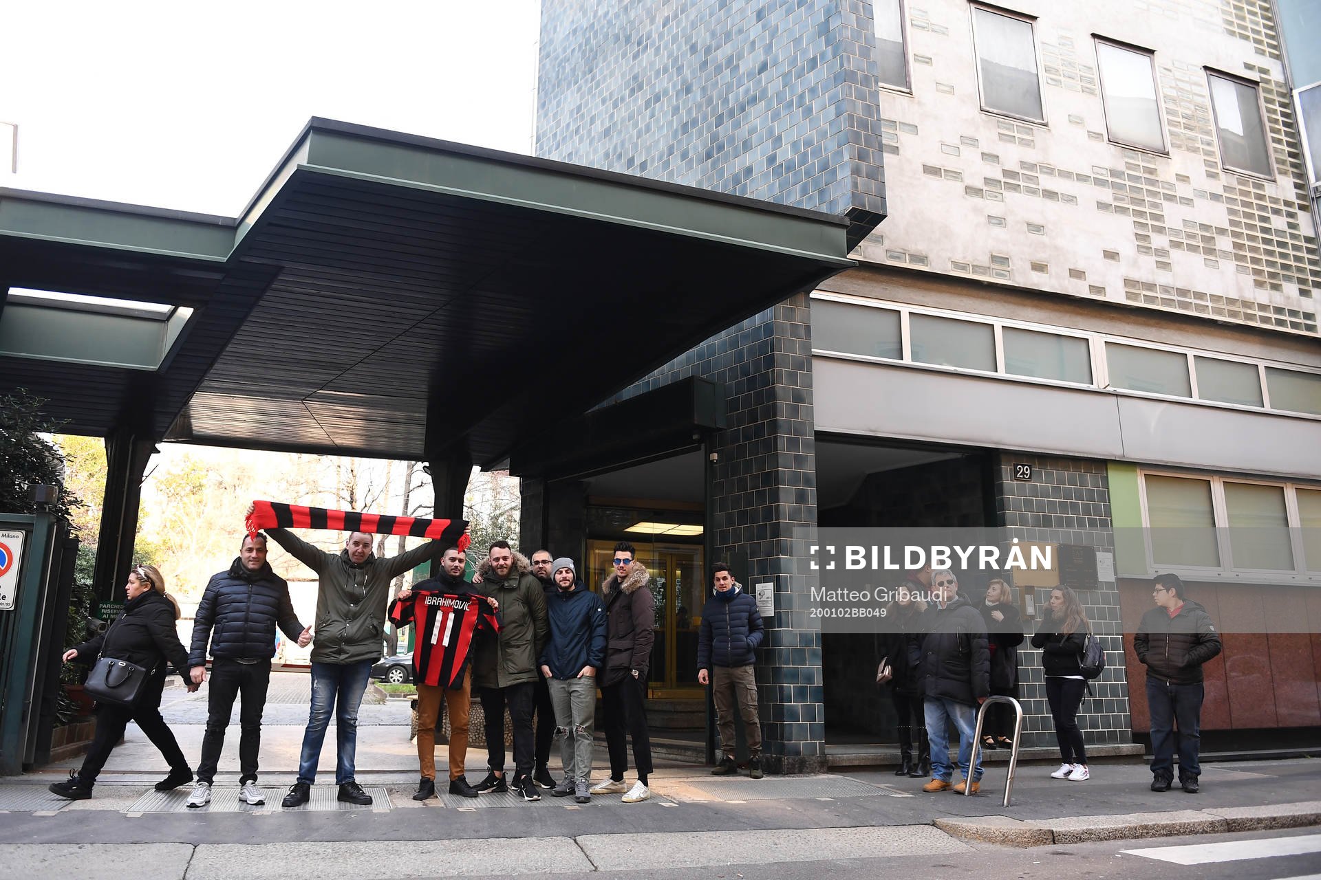Milan fans waits for Swedish soccer player Zlatan