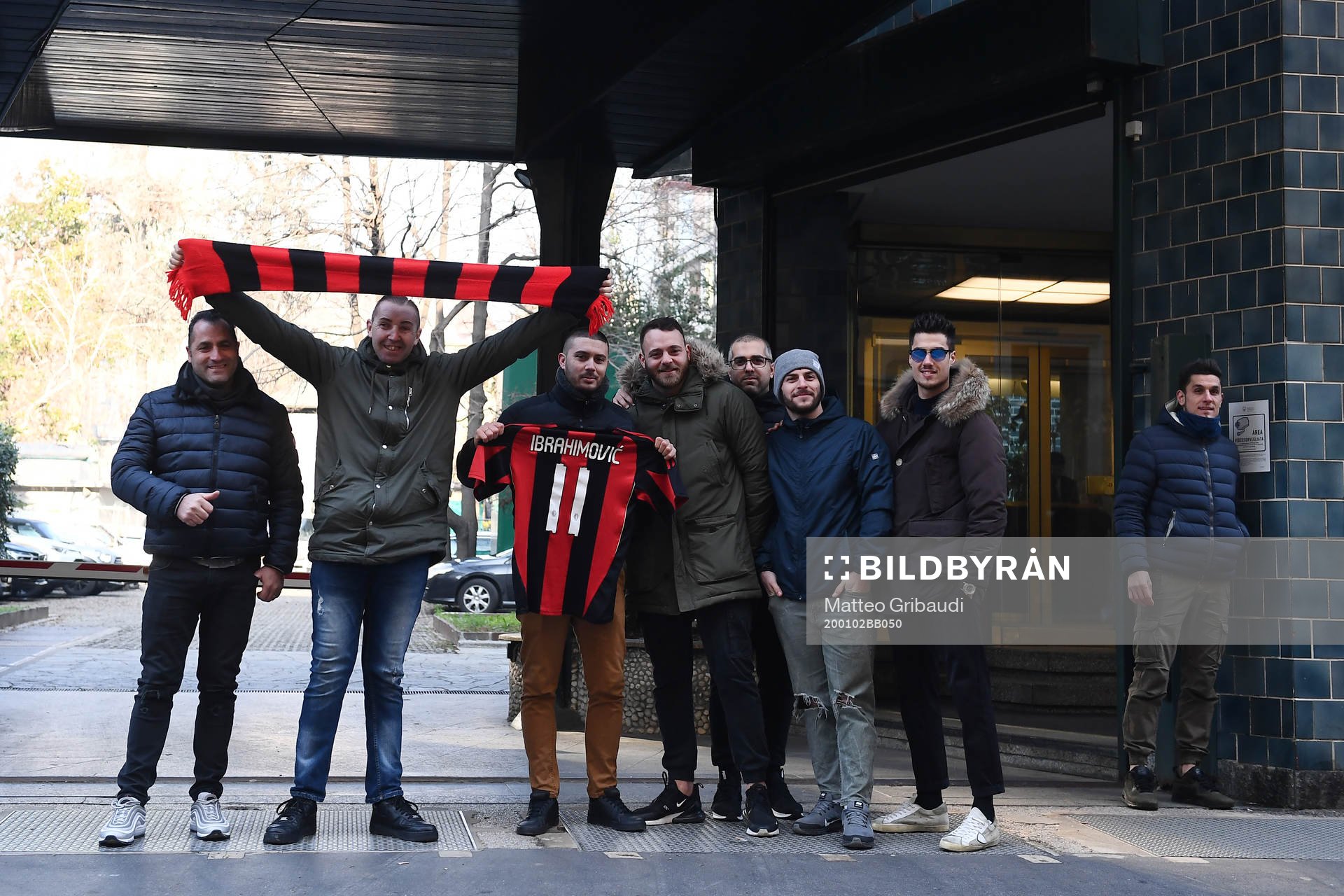 Milan fans waits for Swedish soccer player Zlatan