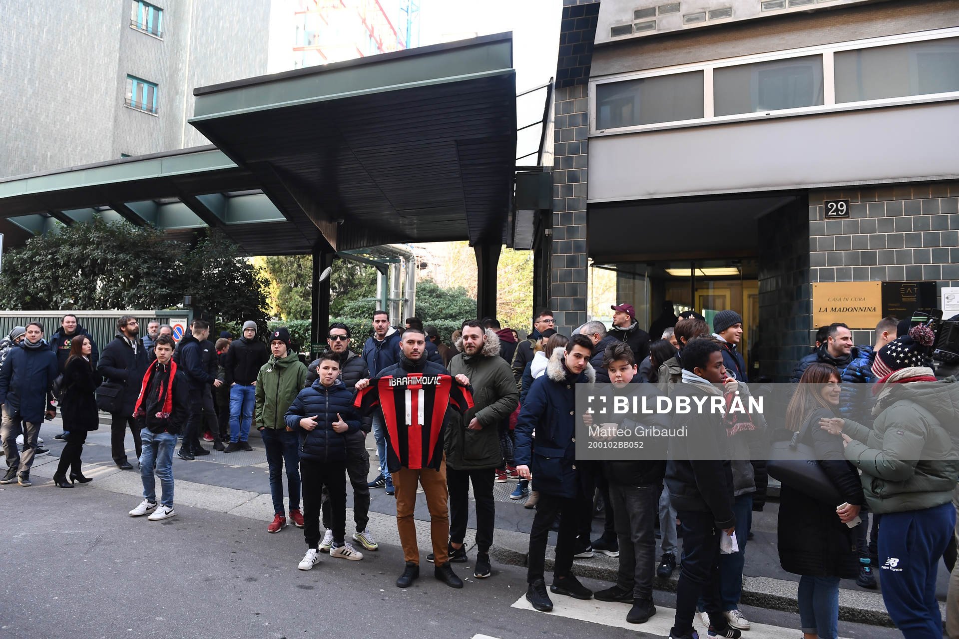 Milan fans waits for Swedish soccer player Zlatan