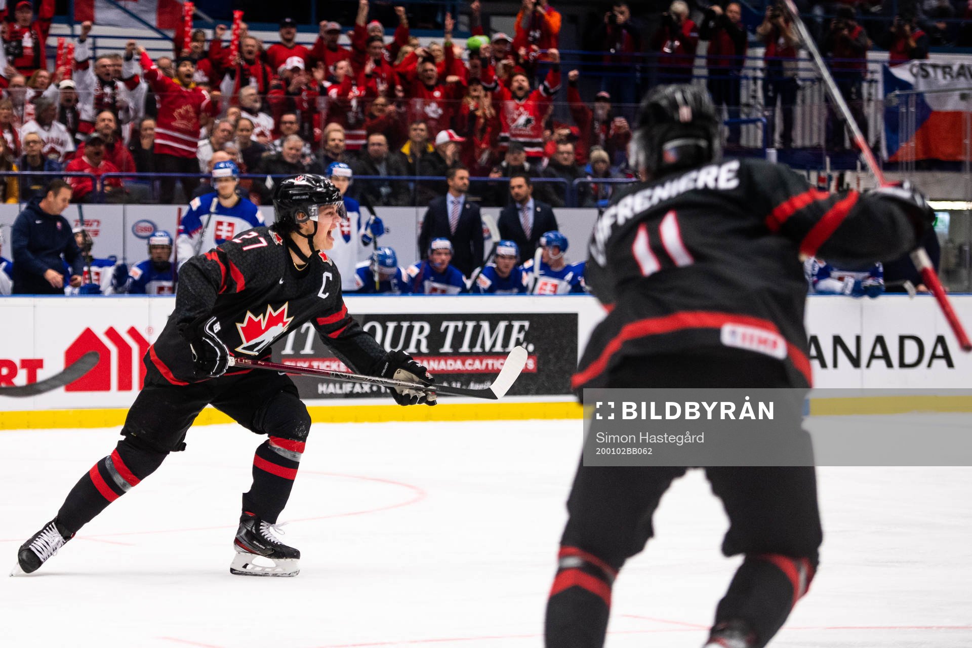 Barrett Hayton of Canada celebrate the 1-0 goal