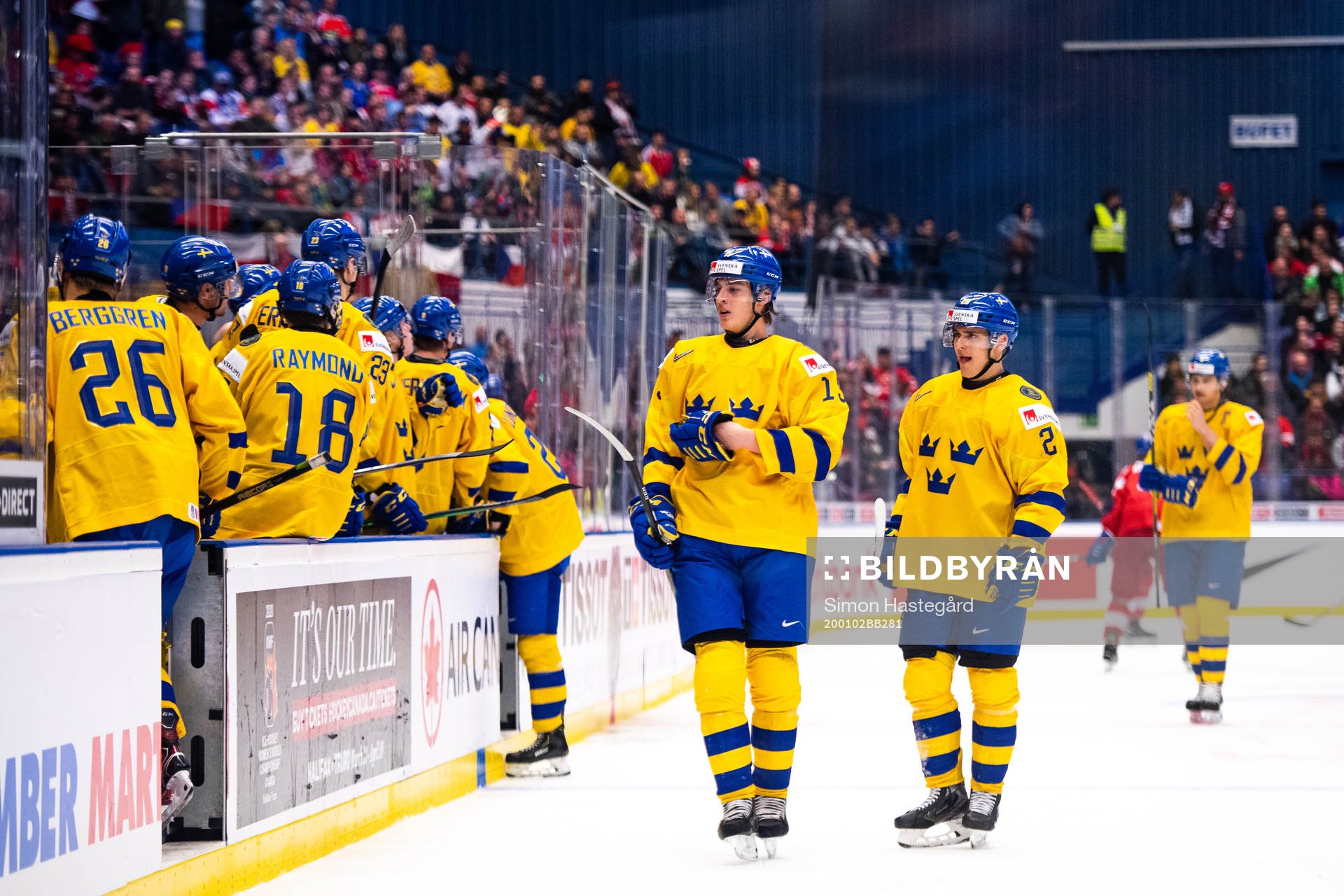 Oskar Bäck and Nikola Pasic of Sweden look dejected
