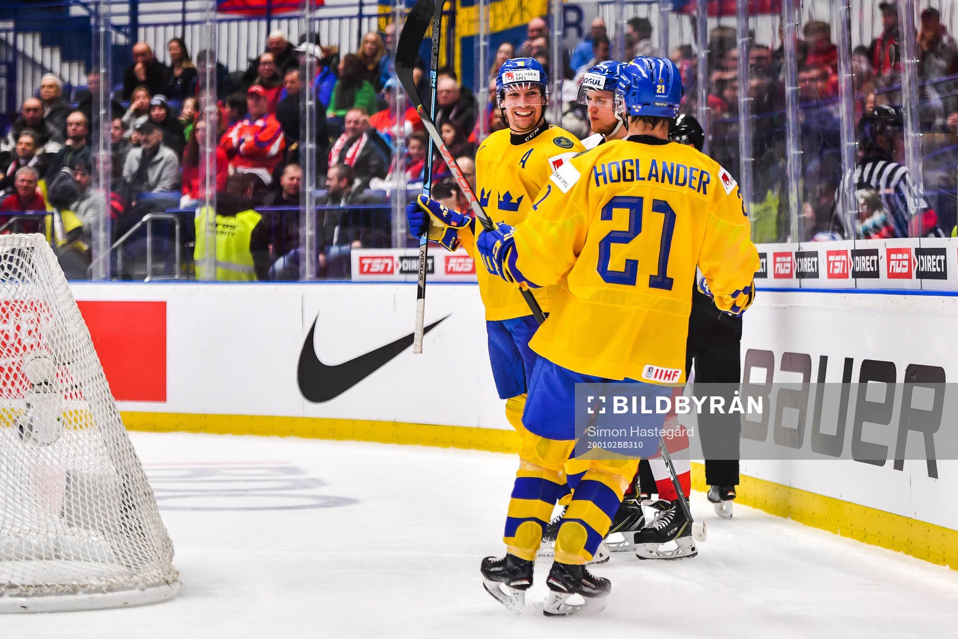 David Gustafsson celebrate with Nils Höglander of Sweden