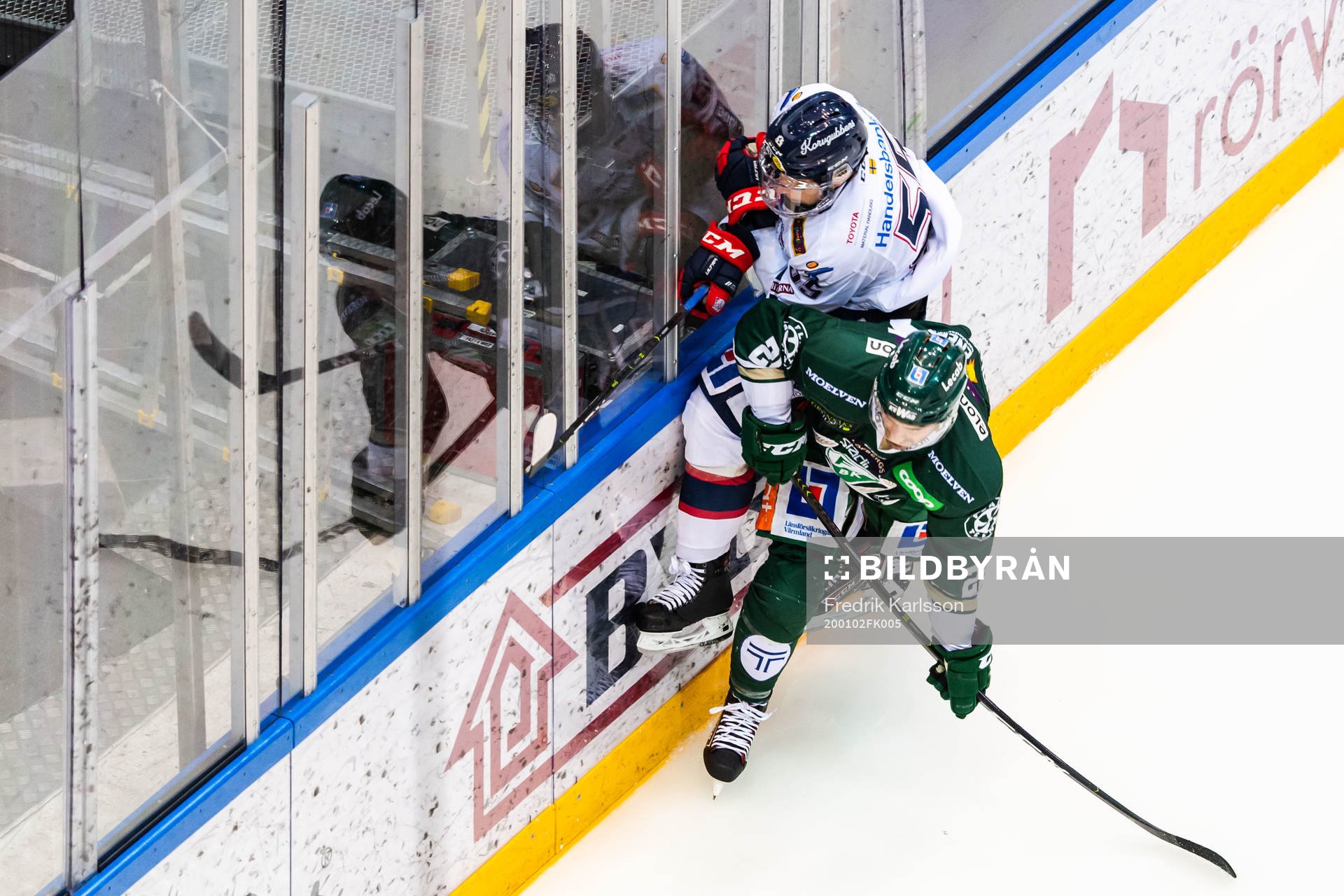 Linköpings Max Lindroth och Färjestads Martin Johansson