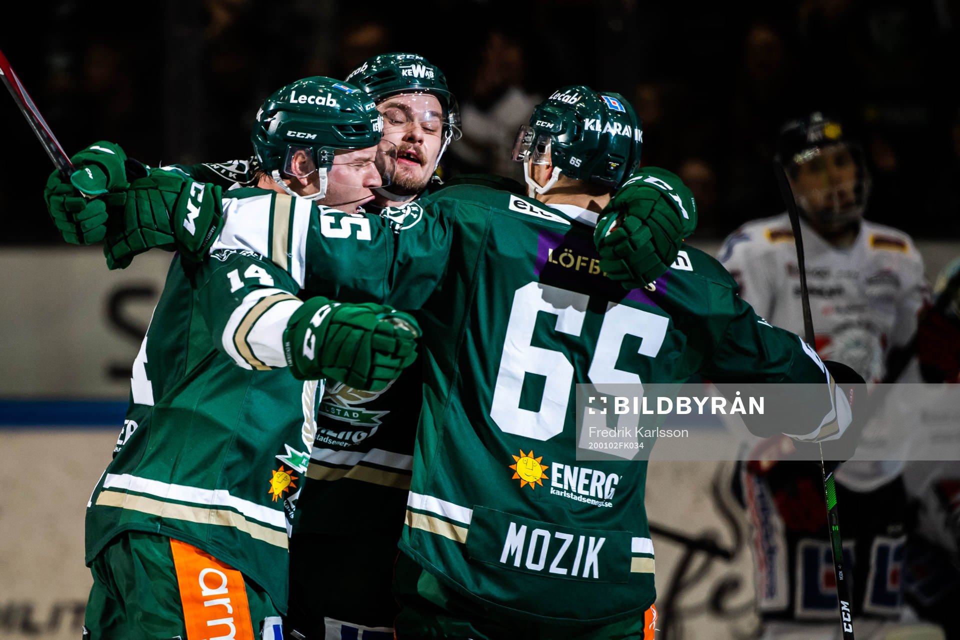 Färjestads Victor Ejdsell jublar med Linus Johansson