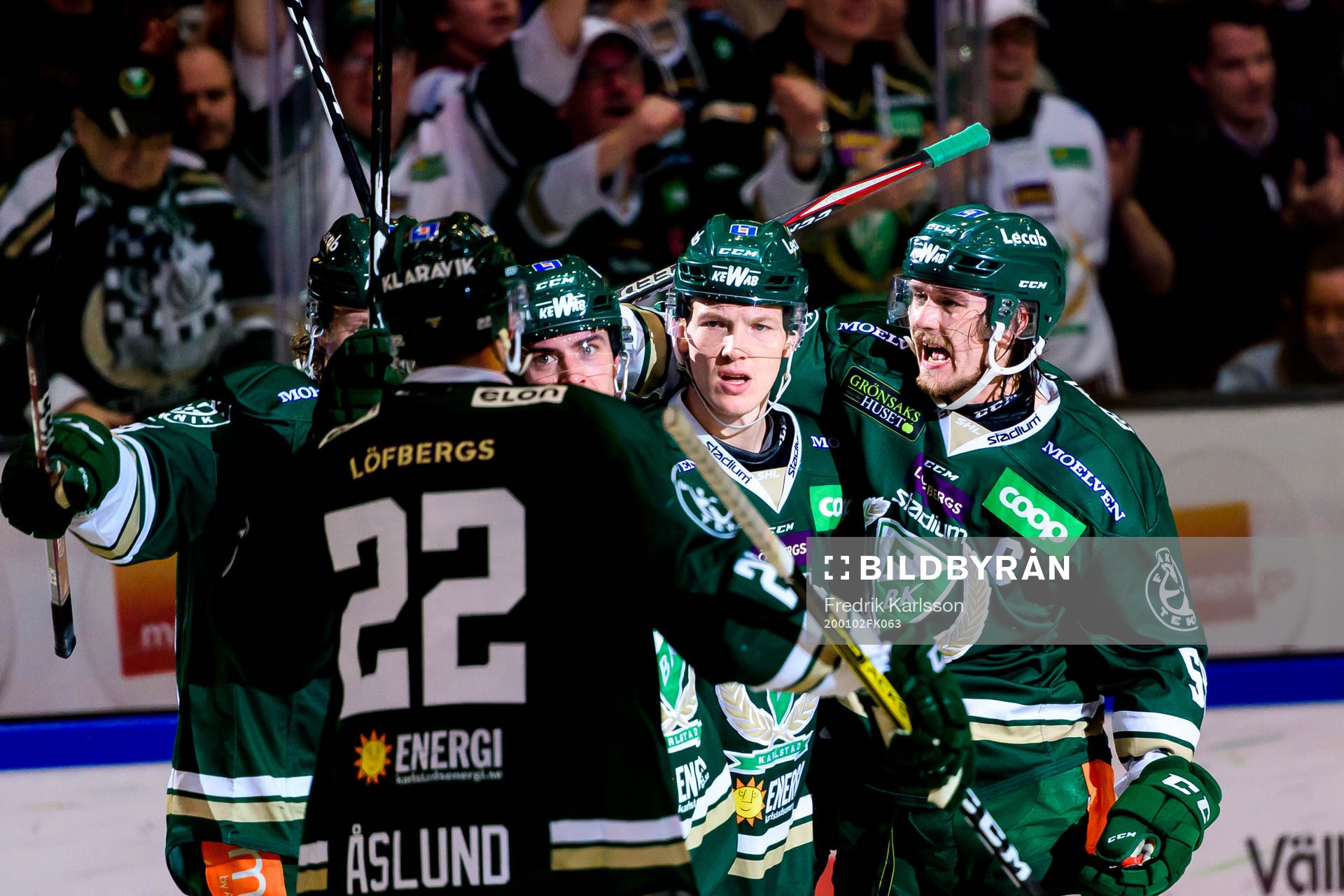 Färjestads Gustav Rydahl och Linus Johansson jublar med