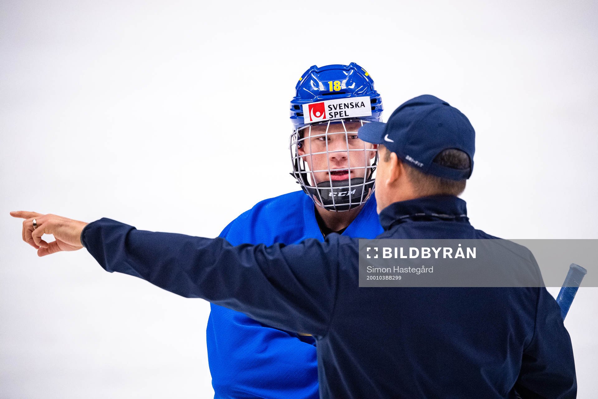 Lucas Raymond and Tomas Montén, Head coach of Sweden at a