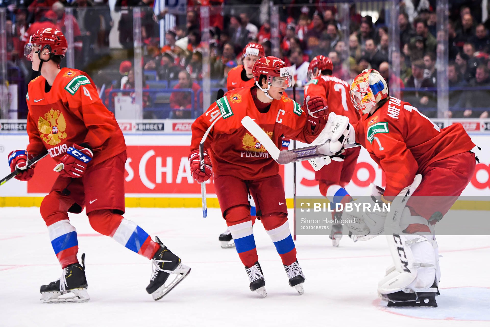 Grigori Denisenko celebrate with goalkeeper Amir Miftakhov
