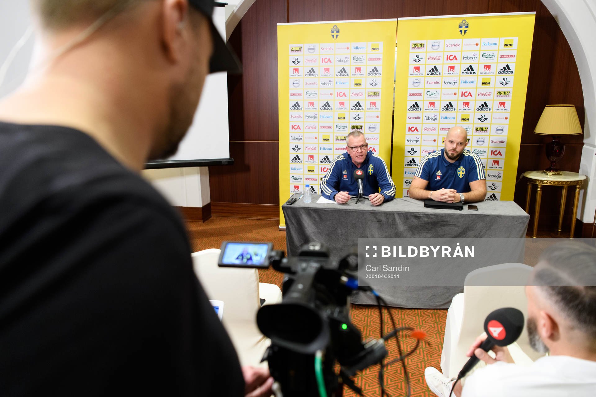 Janne Andersson, head coach of Sweden, and Jakob Kakembo