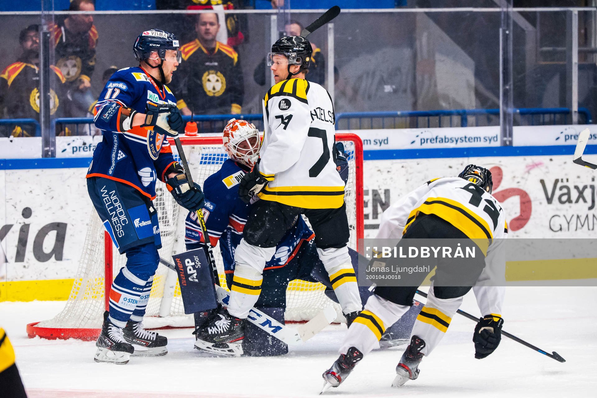 Brynäs Nicklas Danielsson åker ihop med Växjös målvakt