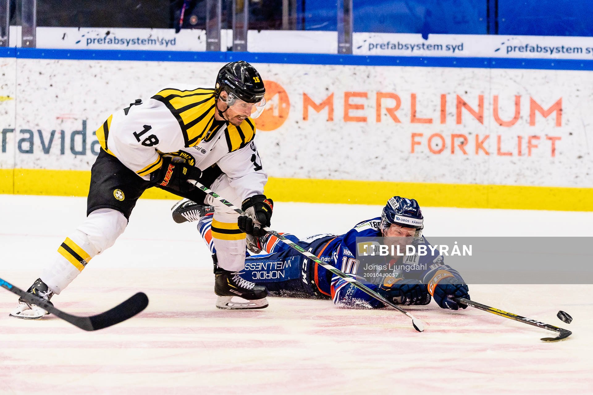 Brynäs Anton Rödin i kamp me Växjös Richard Gyngeunder