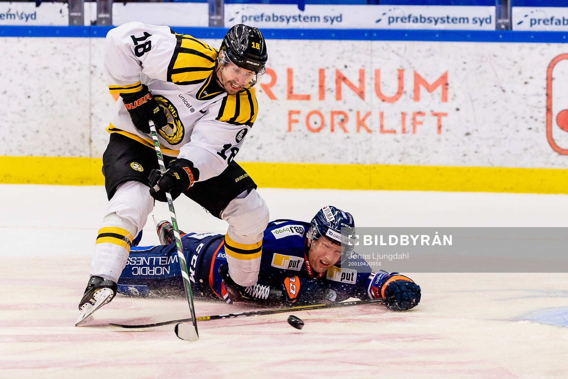 Brynäs Anton Rödin i kamp me Växjös Richard Gyngeunder
