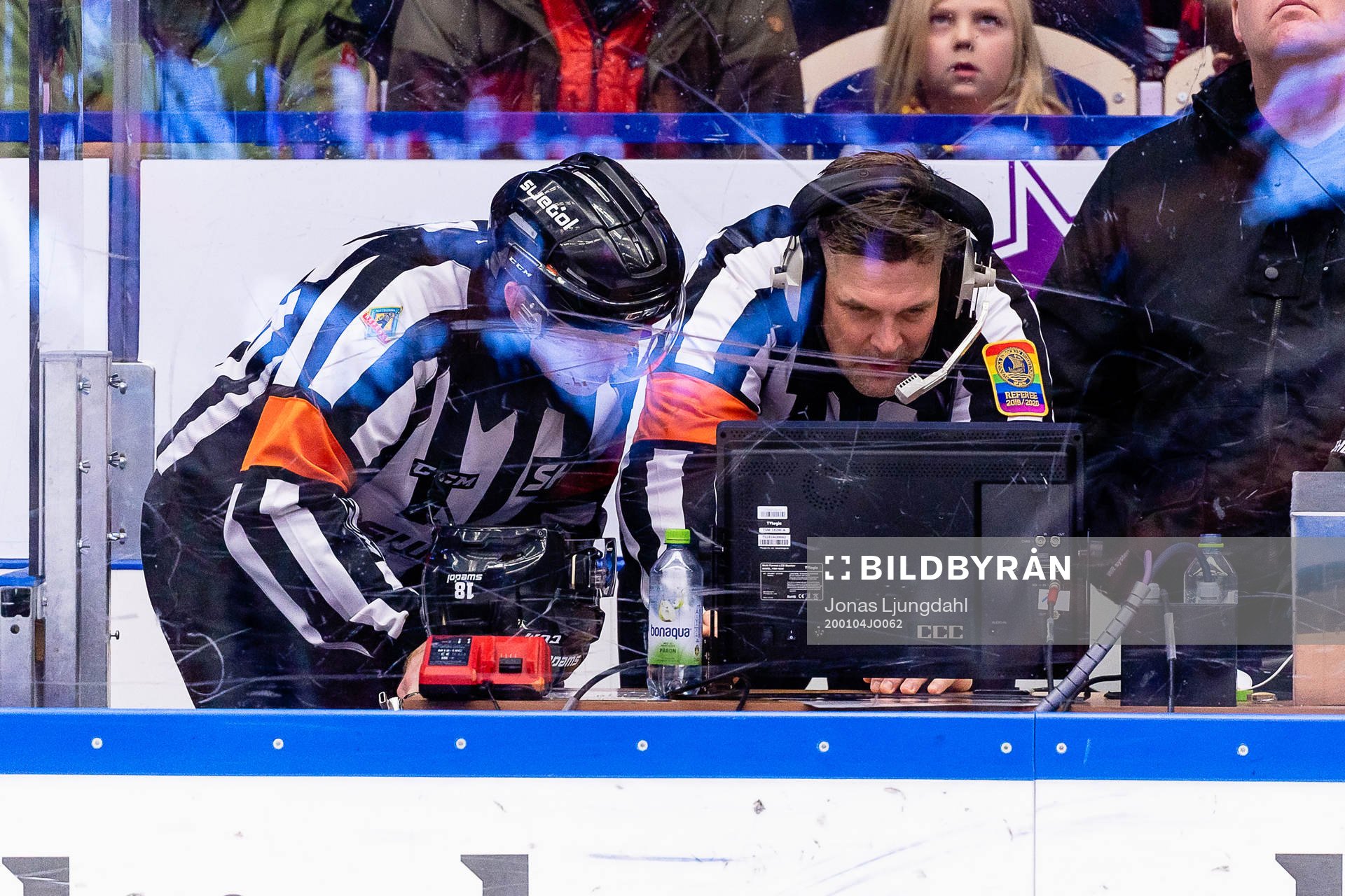 Domare Pehr Claesson och Domare Mikael Nord videogranskar