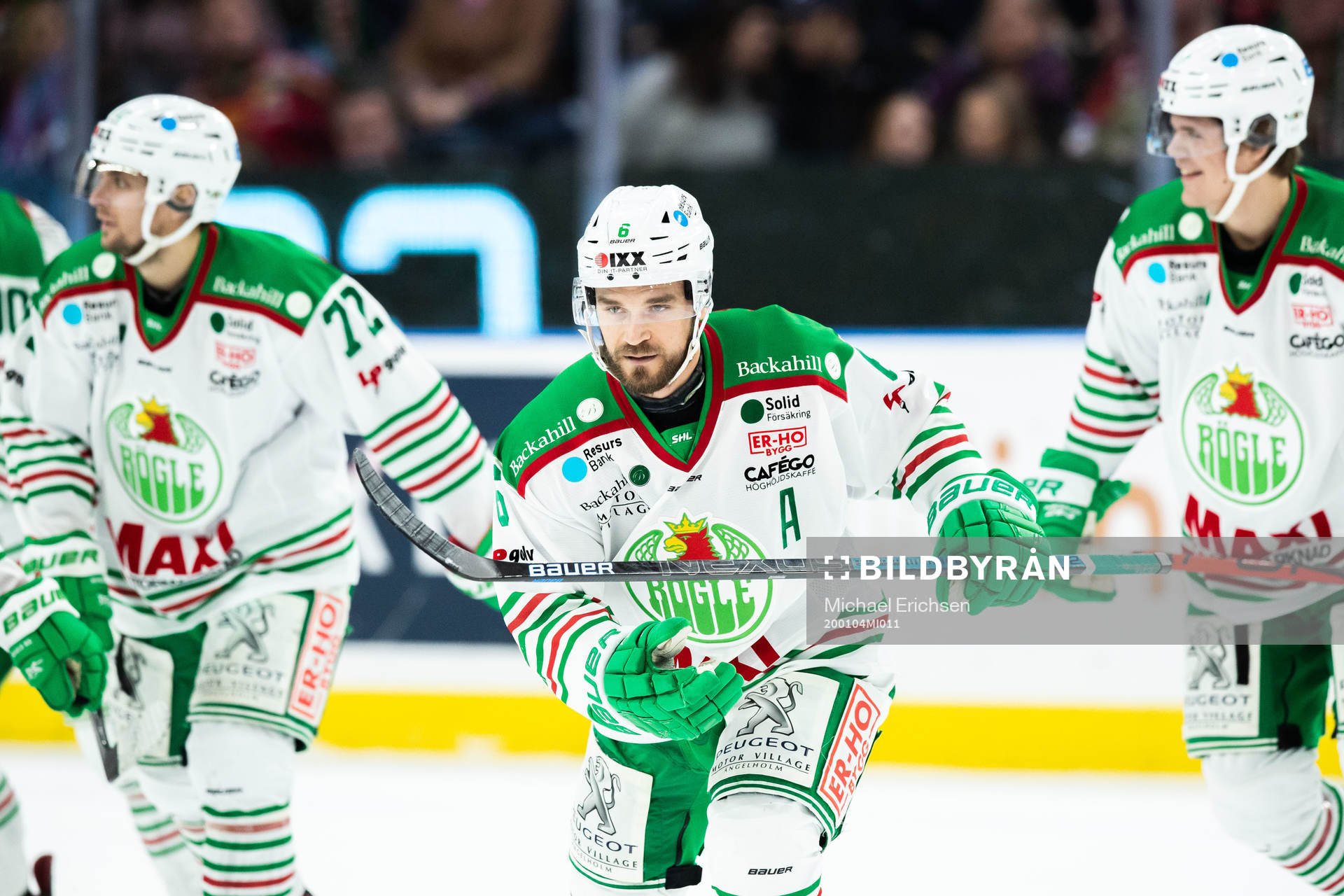 Rögles Craig Schira jublar med lagkamrater