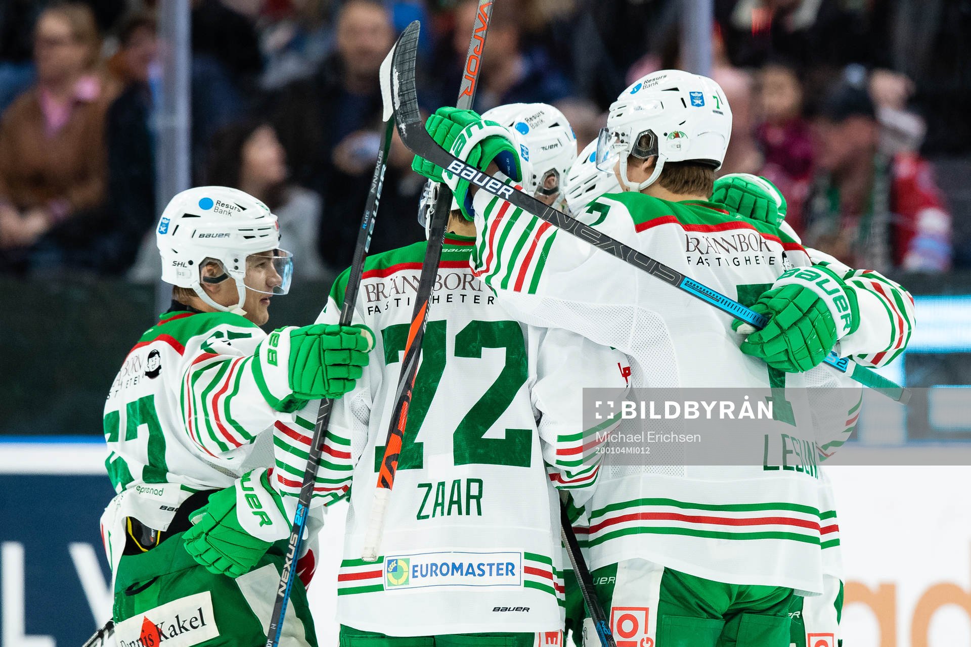 Rögles Craig Schira jublar med lagkamrater