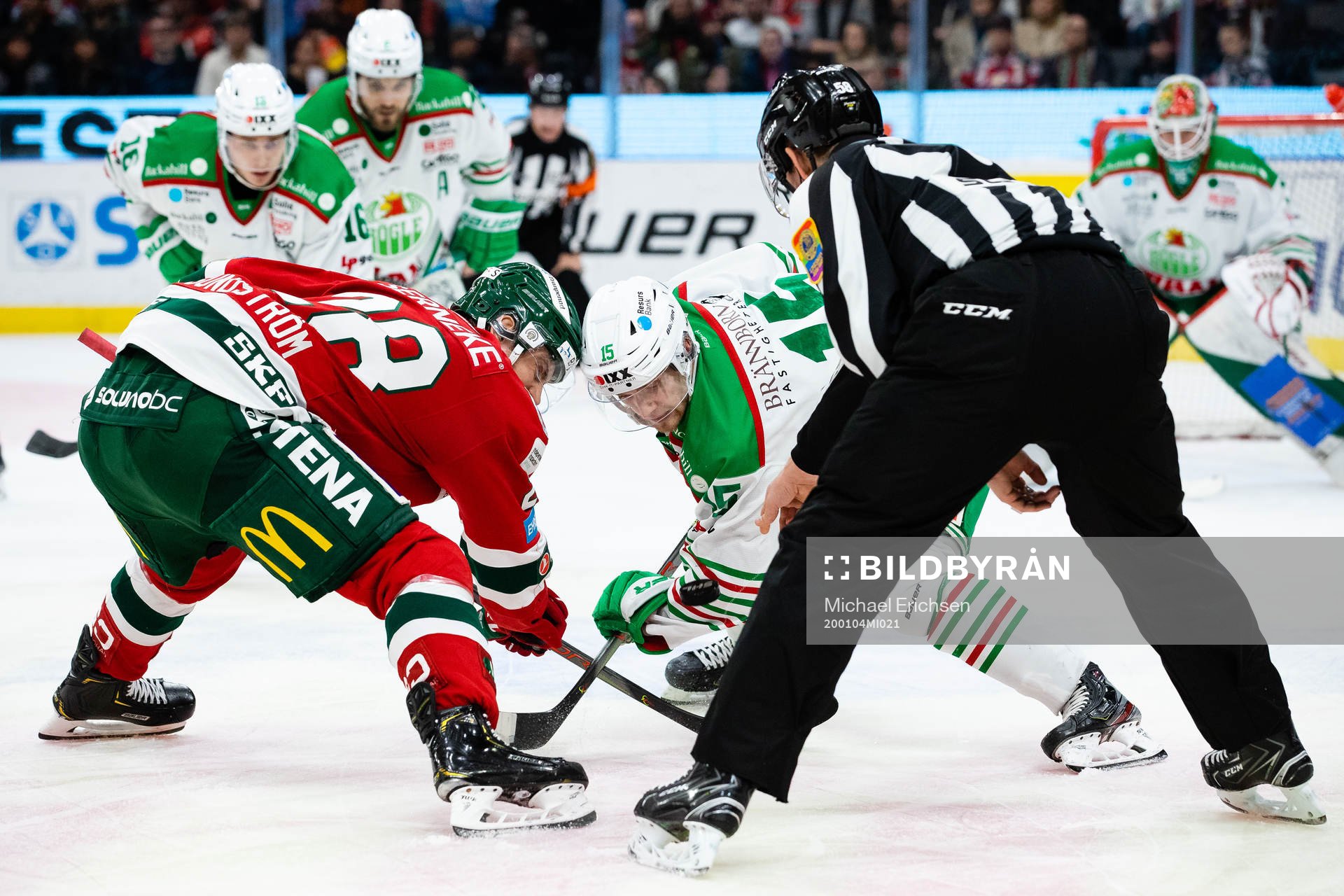 Frölundas Johan Sundström tekar mot Rögles Simon Ryfors