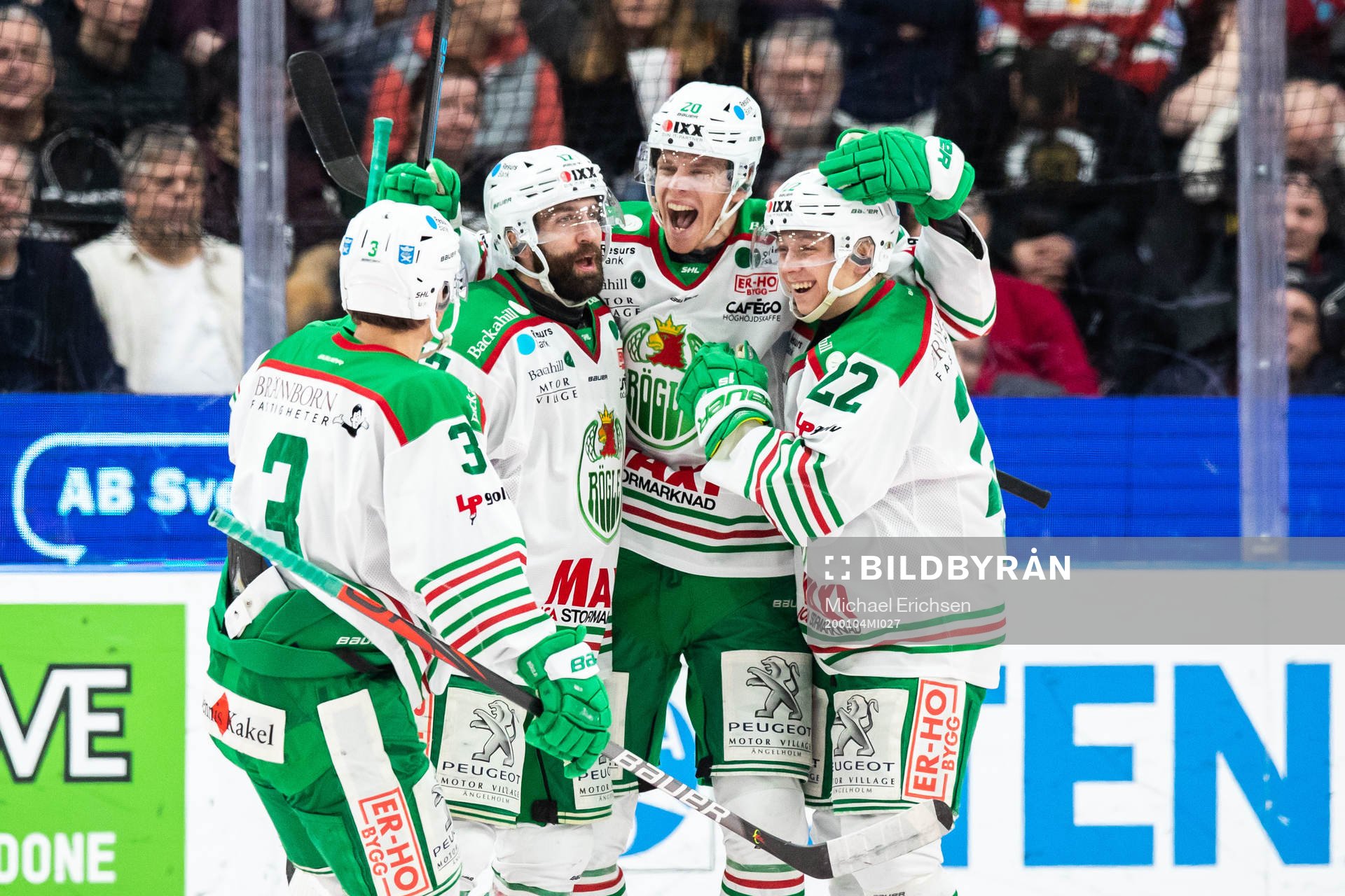 Rögles Hampus Gustafsson jublar med lagkamrater
