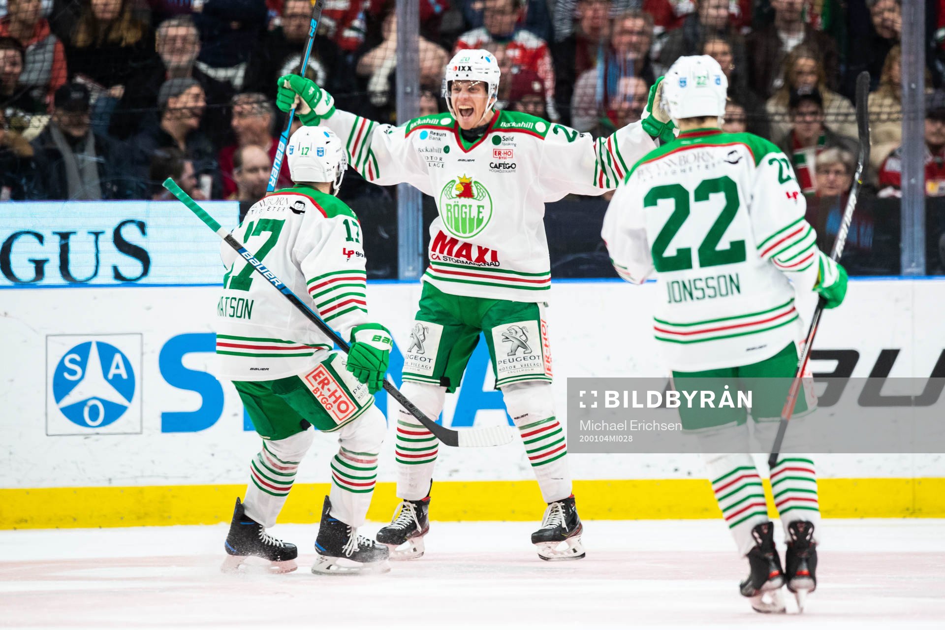 Rögles Hampus Gustafsson jublar med lagkamrater