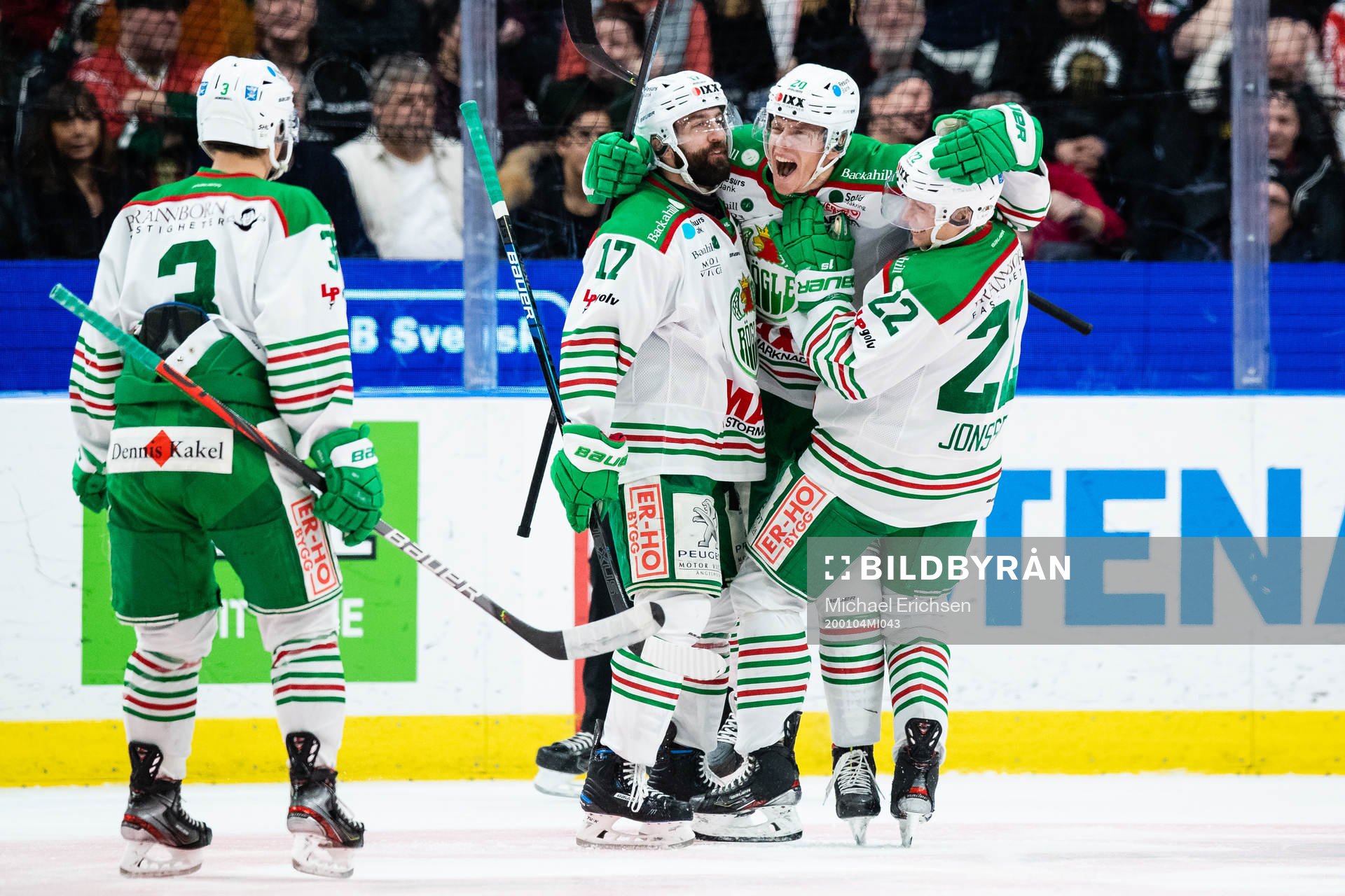 Rögles Hampus Gustafsson jublar med lagkamrater
