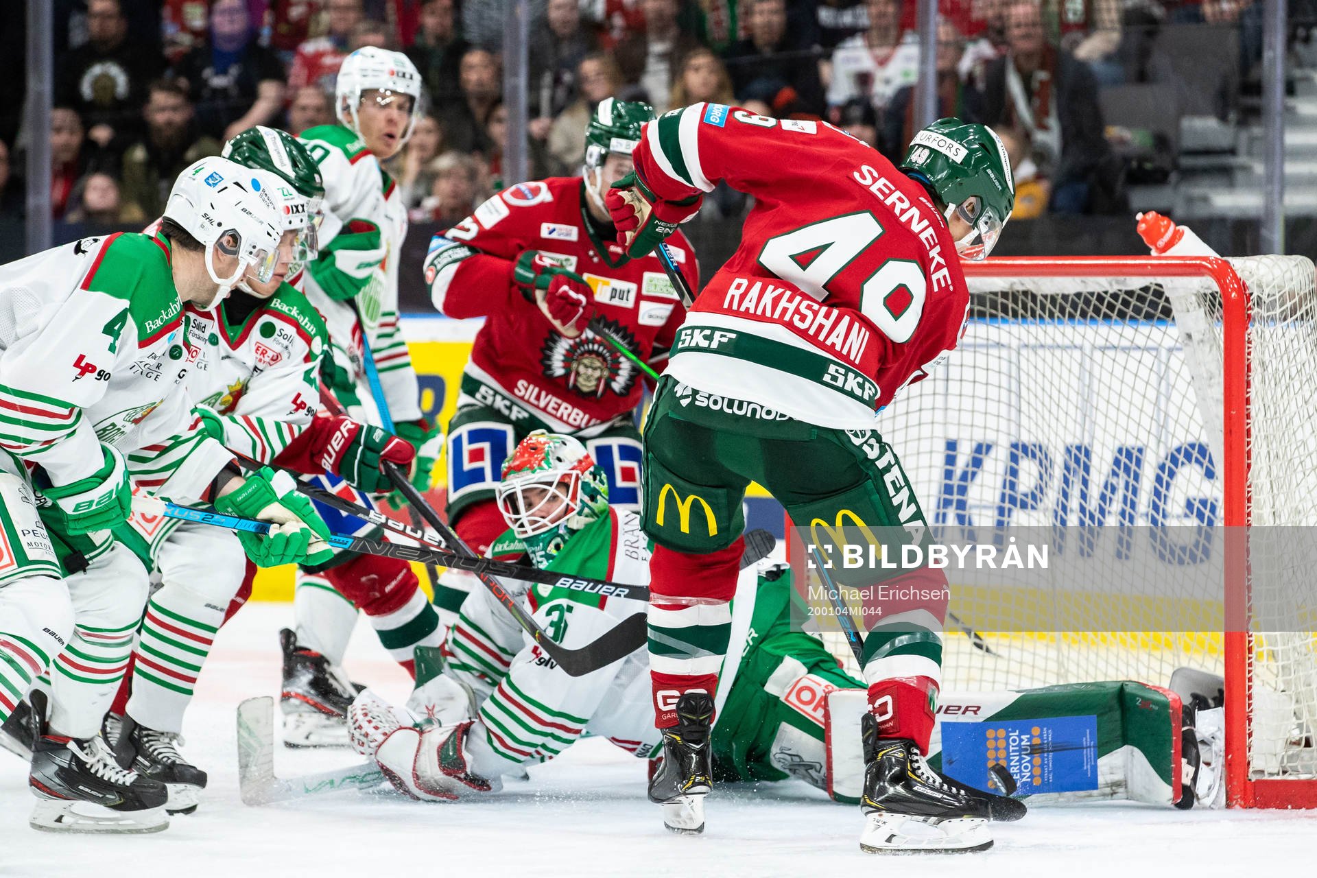 Frölundas Rhett Rakhshani mot Rögles målvakt Roman Will
