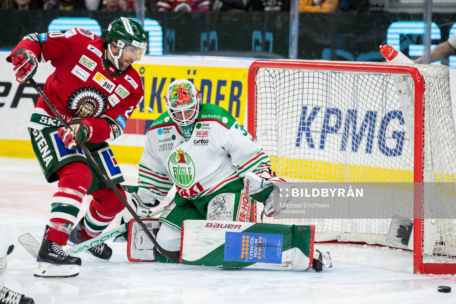 Rögles målvakt Roman Will räddar från Frölundas Joel