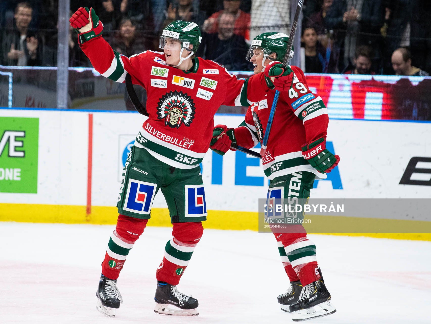 Frölundas Jacob Peterson jublar med Rhett Rakhshani