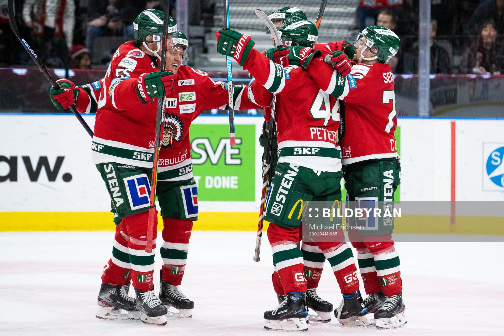 Frölundas Jacob Peterson jublar med lagkamrater