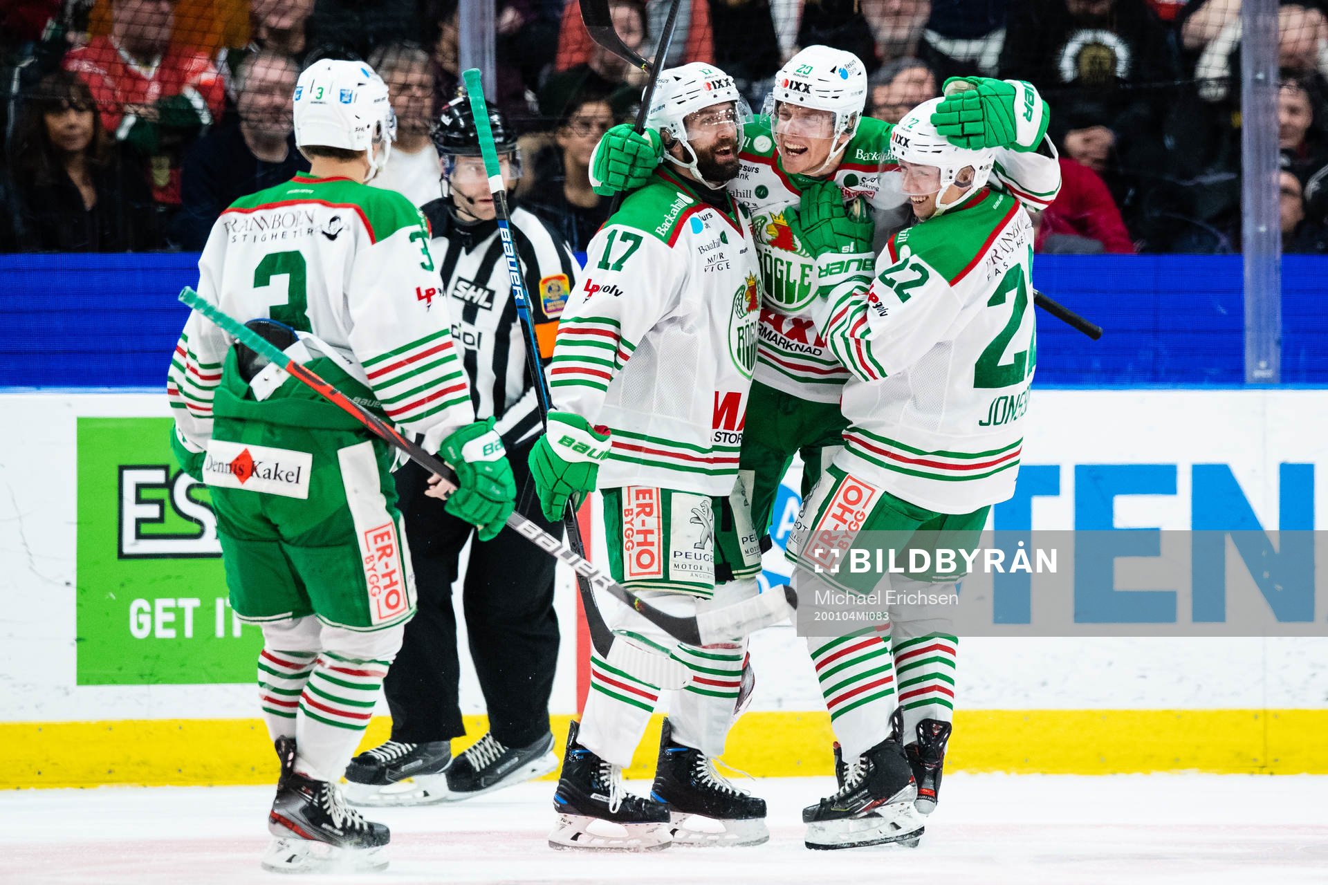 Rögles Hampus Gustafsson jublar med lagkamrater
