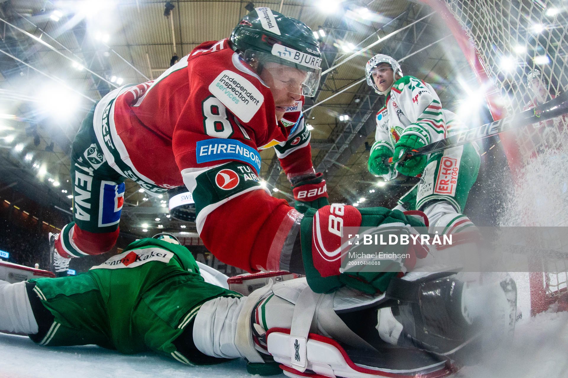 Frölundas Ryan Lasch kolliderar med Rögles målvakt Roman