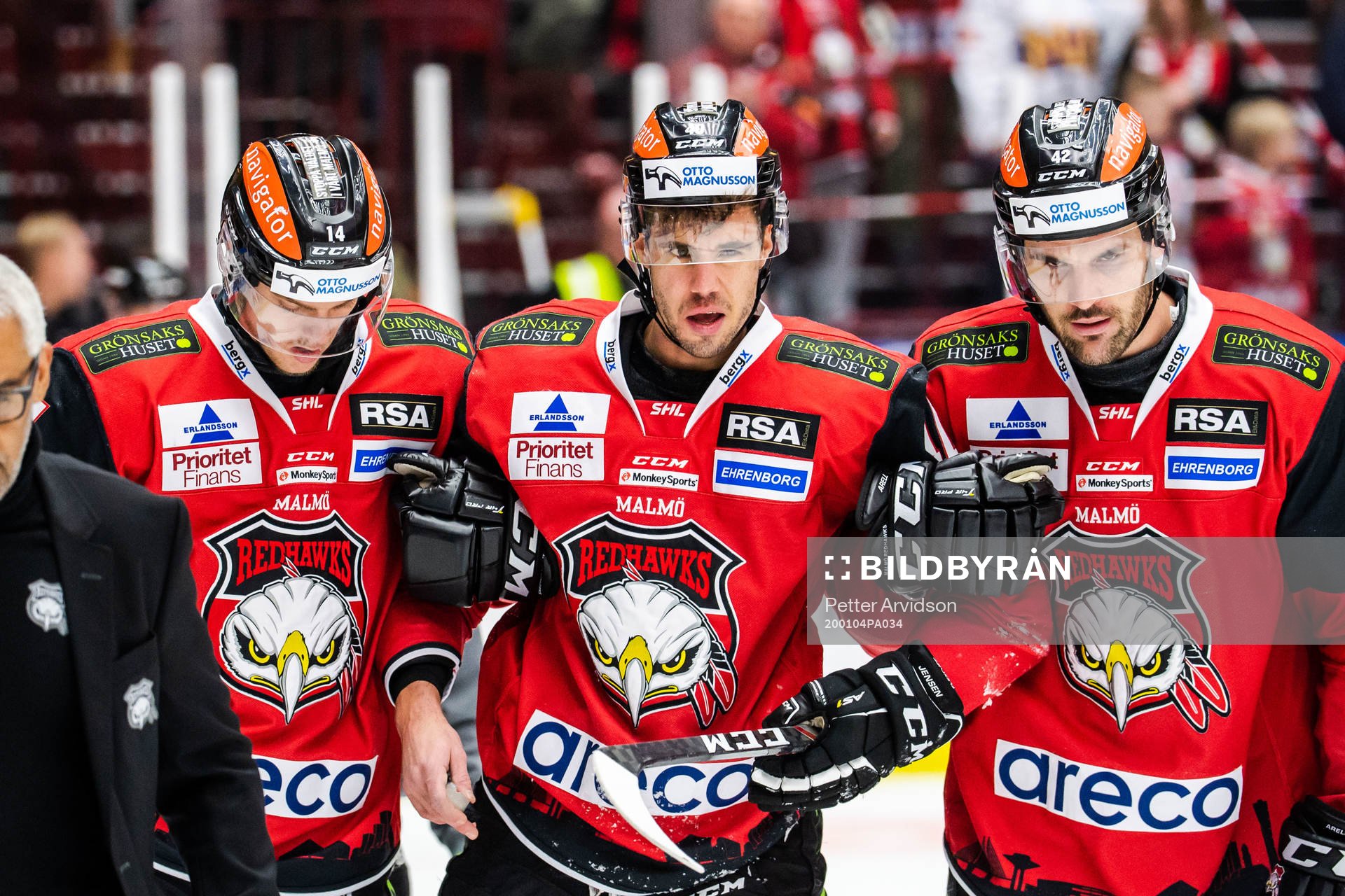 Malmö Redhawks Jesper Jensen får hjälp av isen