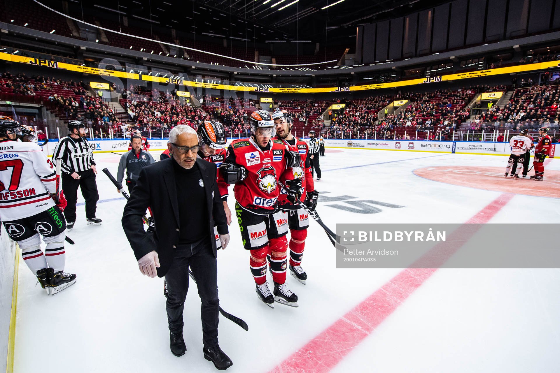 Malmö Redhawks Jesper Jensen får hjälp av isen